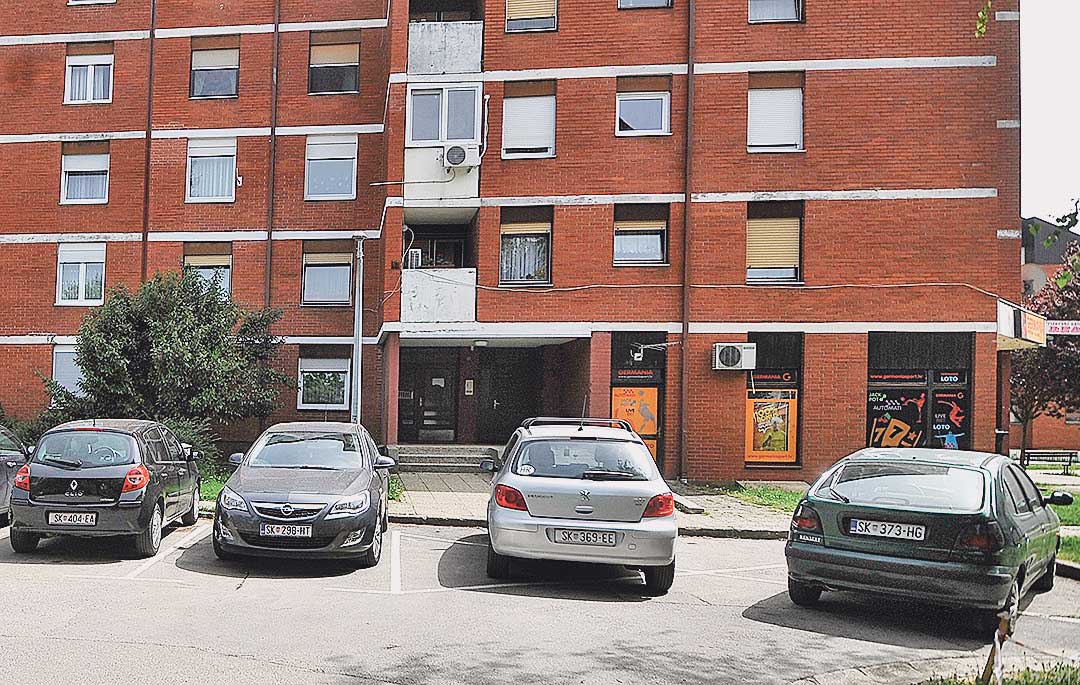 Zgrada u Sisku u kojoj je stan u kojemu je brat ubo sestru, kojoj su u Općoj bolnici utvrđene teške tjelesne ozljede opasne po život. Bratu je alkotestiranjem utvrđeno 1,67 promila