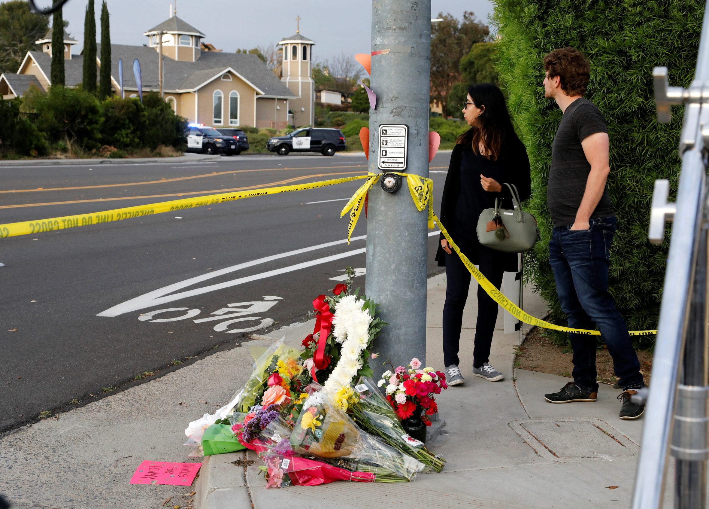 2019-04-28T031915Z_2115306569_RC16A704A000_RTRMADP_3_CALIFORNIA-SHOOTING