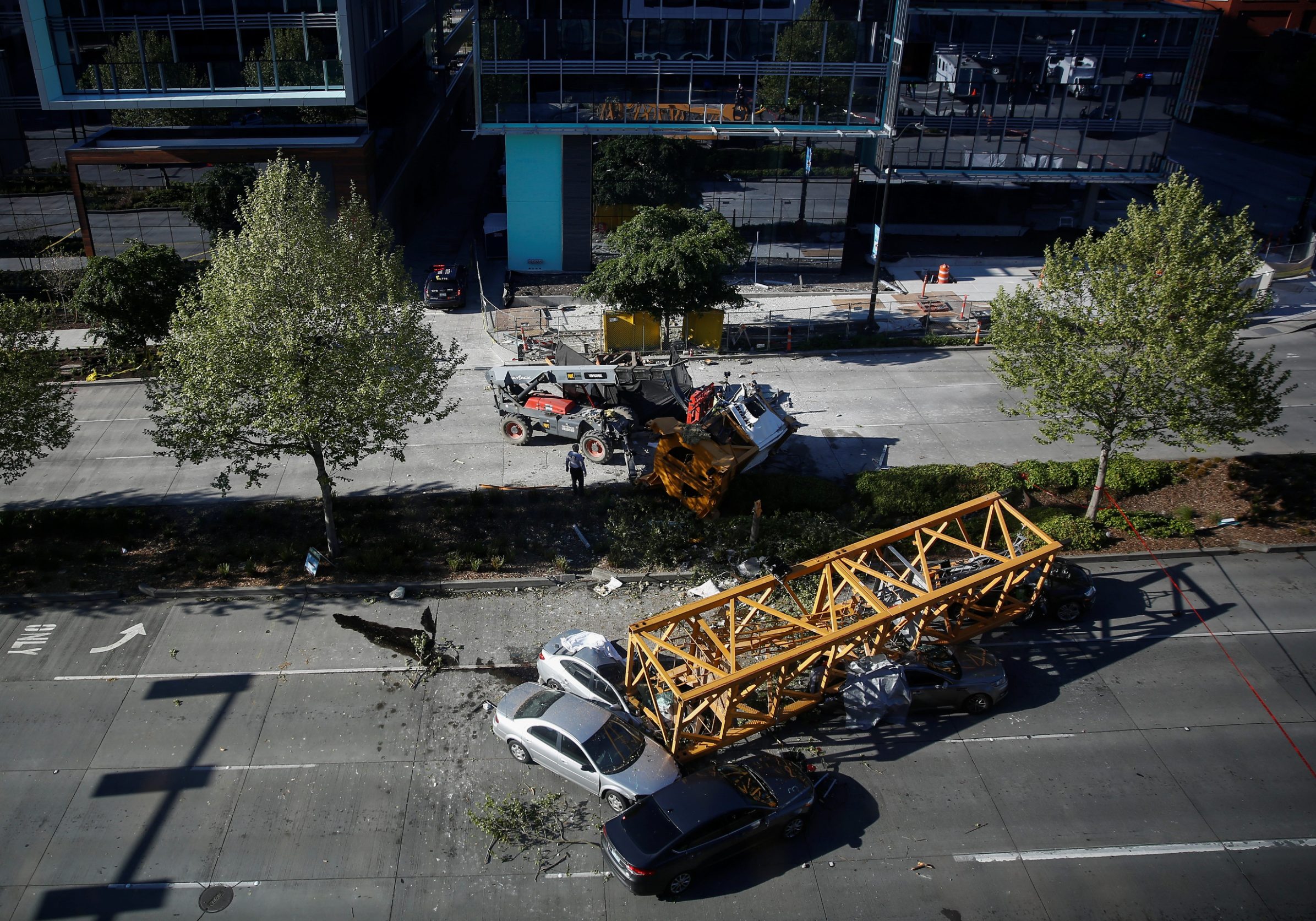 2019-04-28T020103Z_64789030_RC11F4F35BE0_RTRMADP_3_SEATTLE-CRANE
