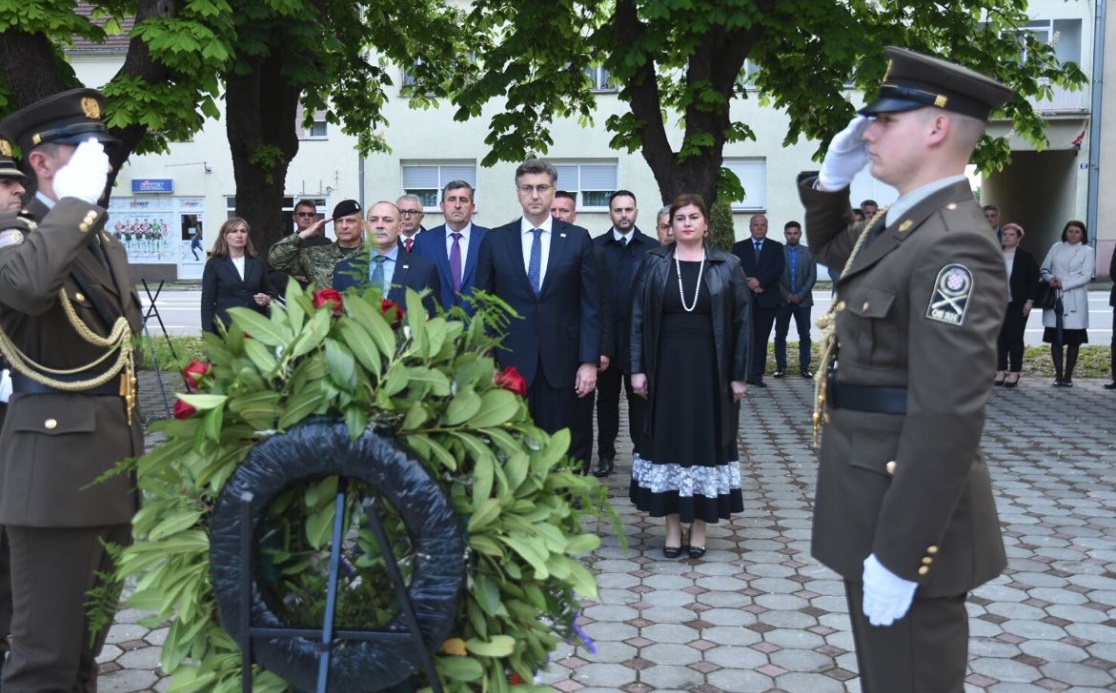 Polaganje vijenaca u Okučanima