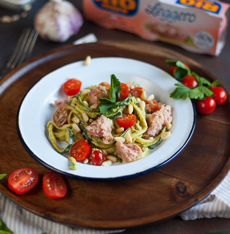 36258_svezi-buckini-spageti-s-petersiljevim-pestom-svezim-cesnjevcem-in-...