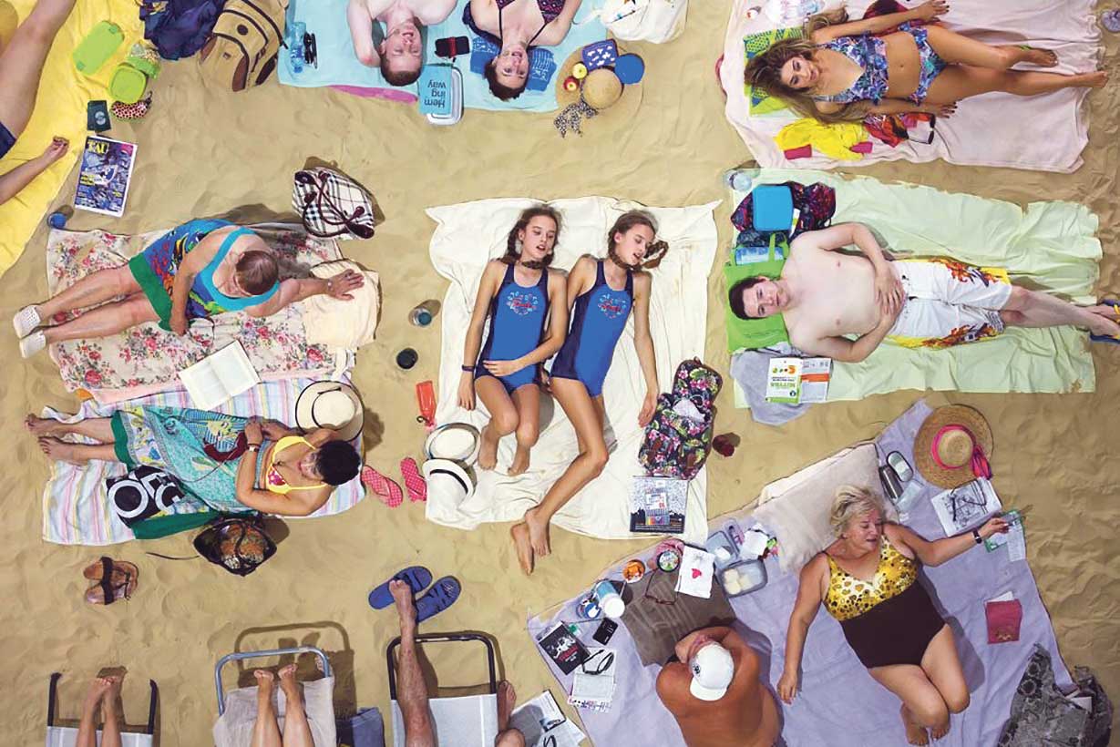 Nagrađeni litavski paviljon donosi rad koji je simulacija pješčane plaže na kojoj leže performeri svih dobnih skupina