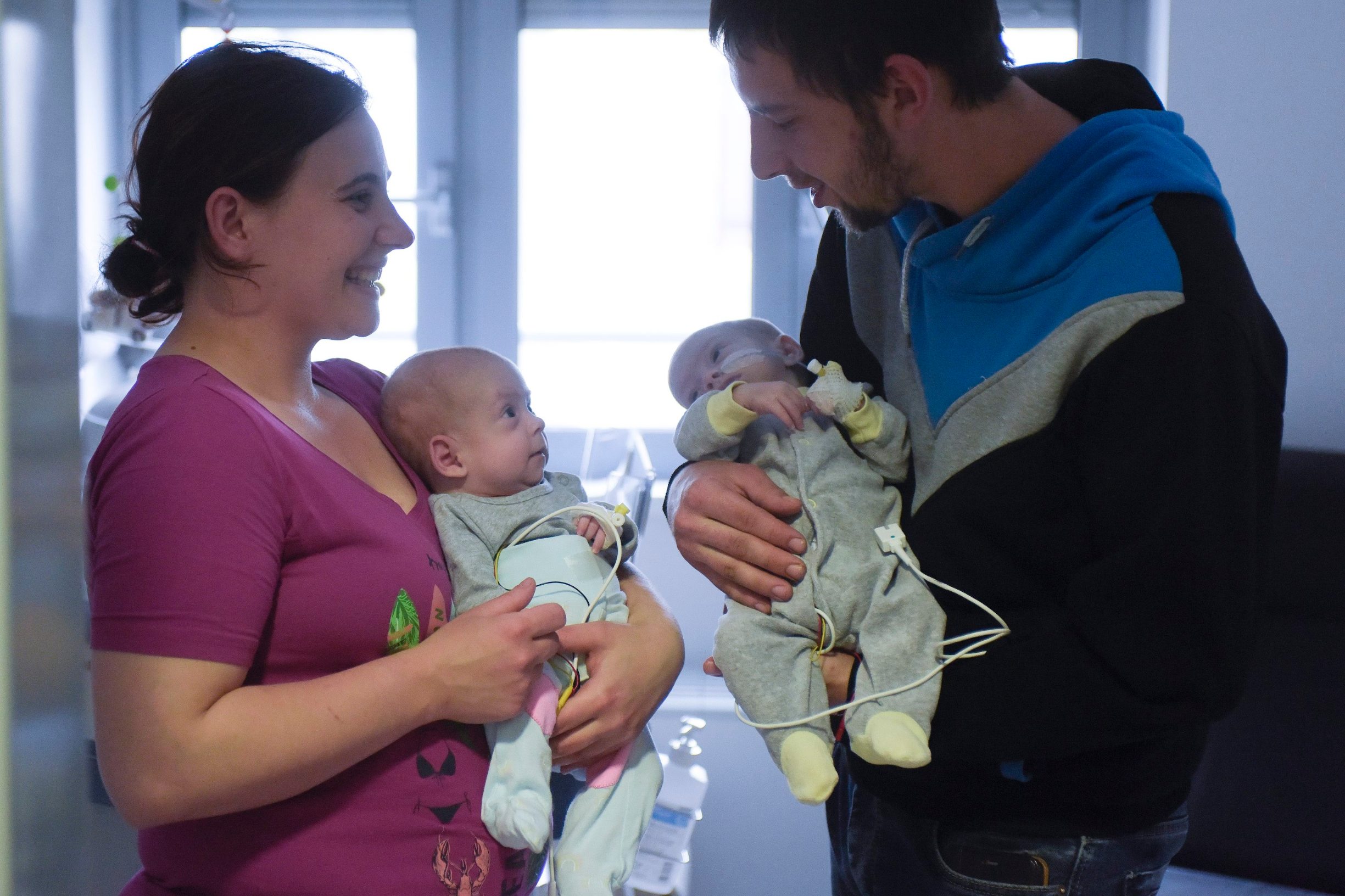 Tambolaš Marija i Petar drže na rukama svoje četveromjesečne kćeri