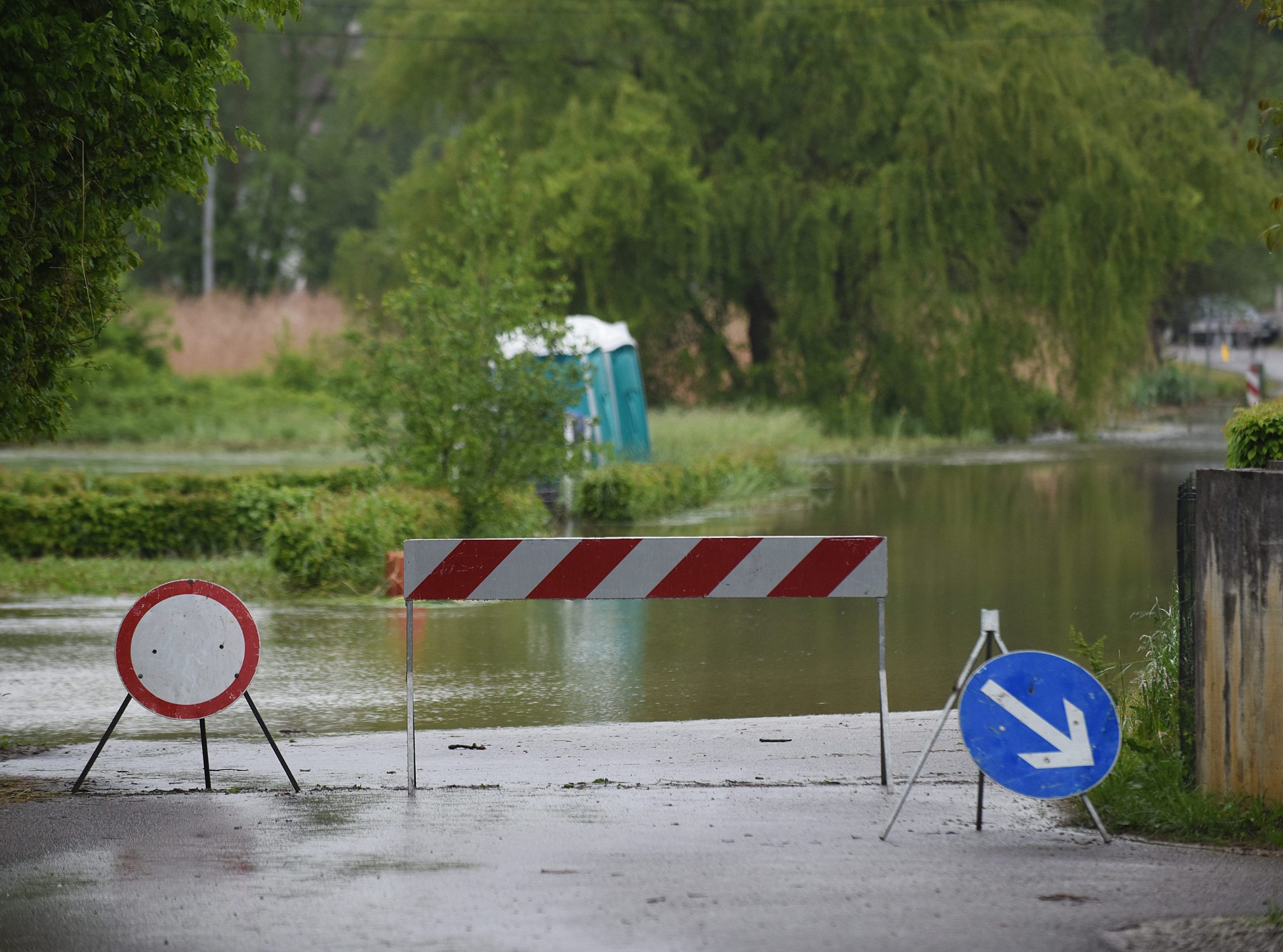 Poplavljena cesta naselje Varoš pokraj Duge Rese