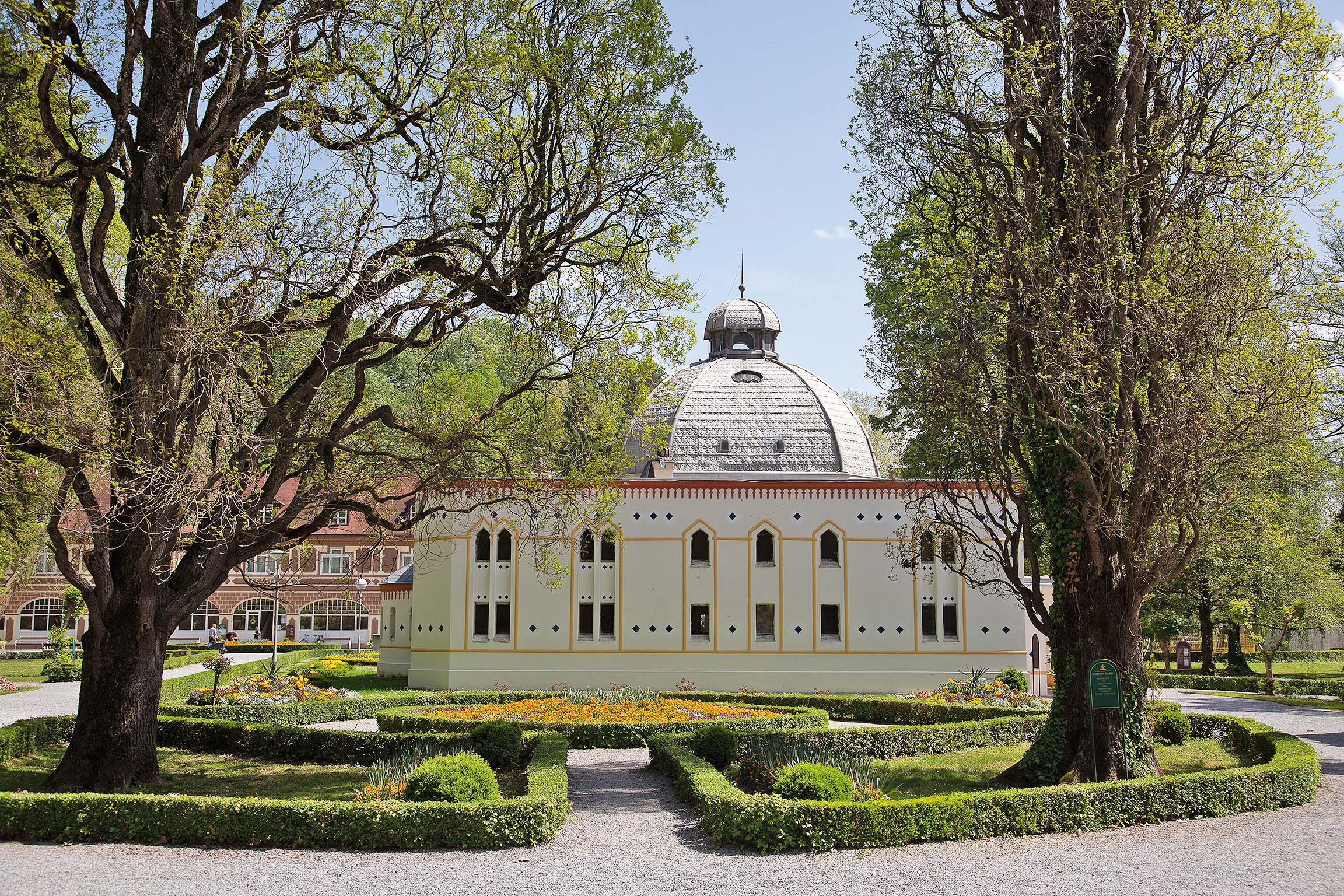 Antunova kupelj iz 18. stoljeća prva je kupališna zgrada u perivoju