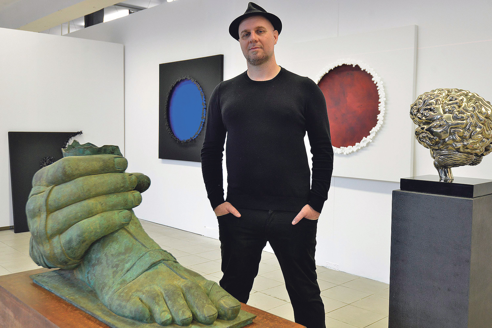 Claudio Francesconi, vlasnik Futura Art Gallery iz Pietrasante uz rad slavnog kipara Igora Mitoraja, koji je i najskuplji na sajmu