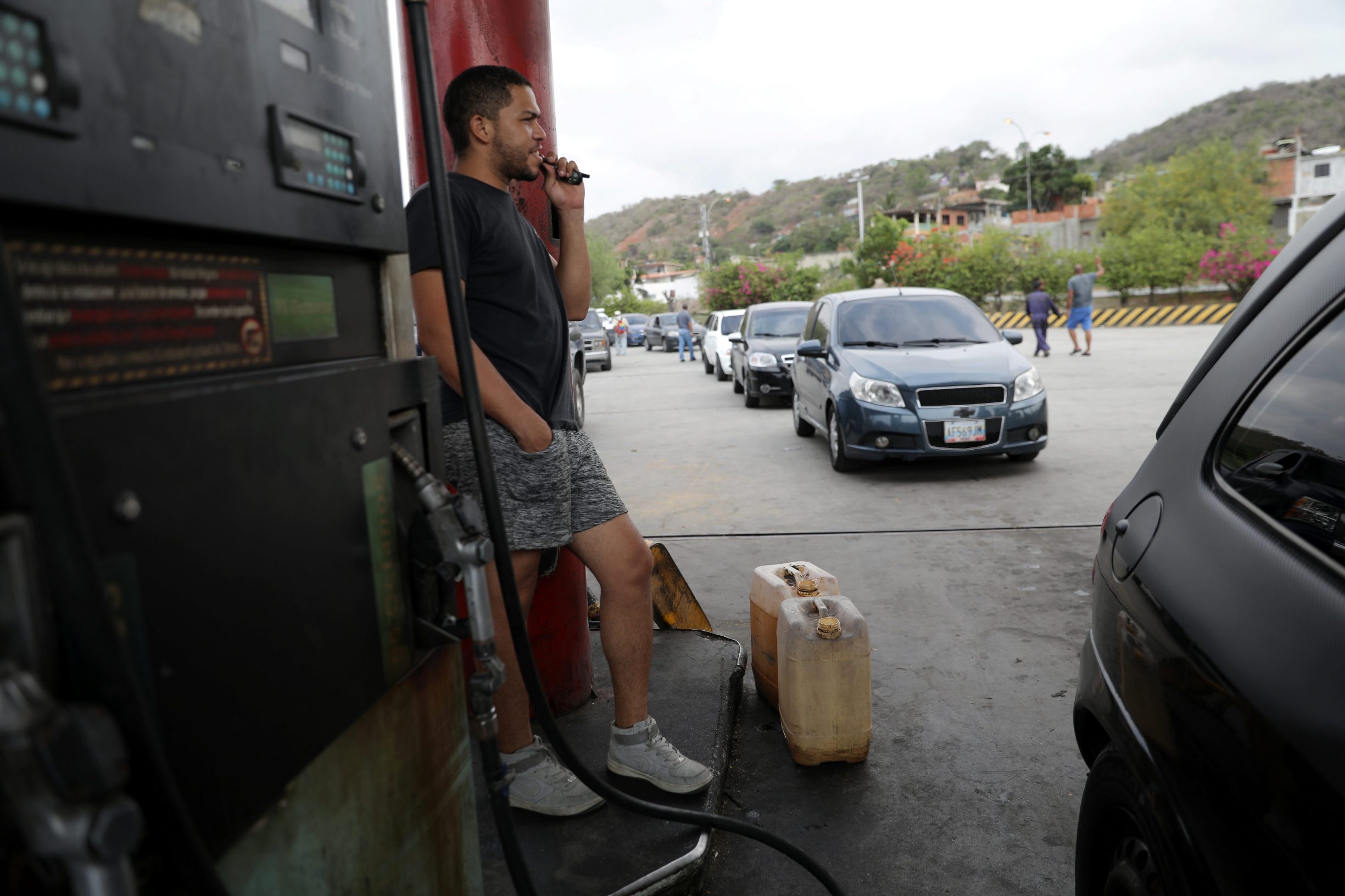 2019-05-18T014930Z_252294312_RC14262963B0_RTRMADP_3_VENEZUELA-POLITICS-GASOLINE