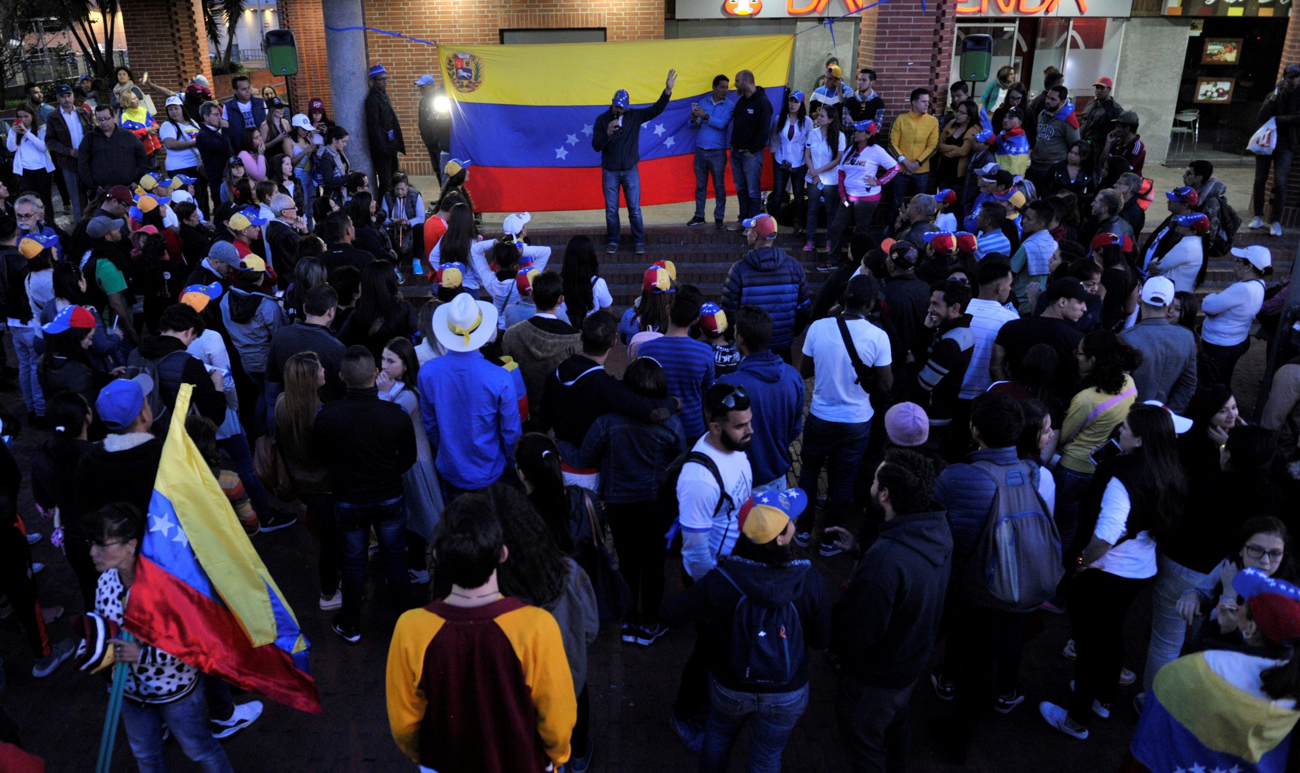 2019-05-02T003101Z_1247857785_RC1E83222530_RTRMADP_3_VENEZUELA-POLITICS-COLOMBIA