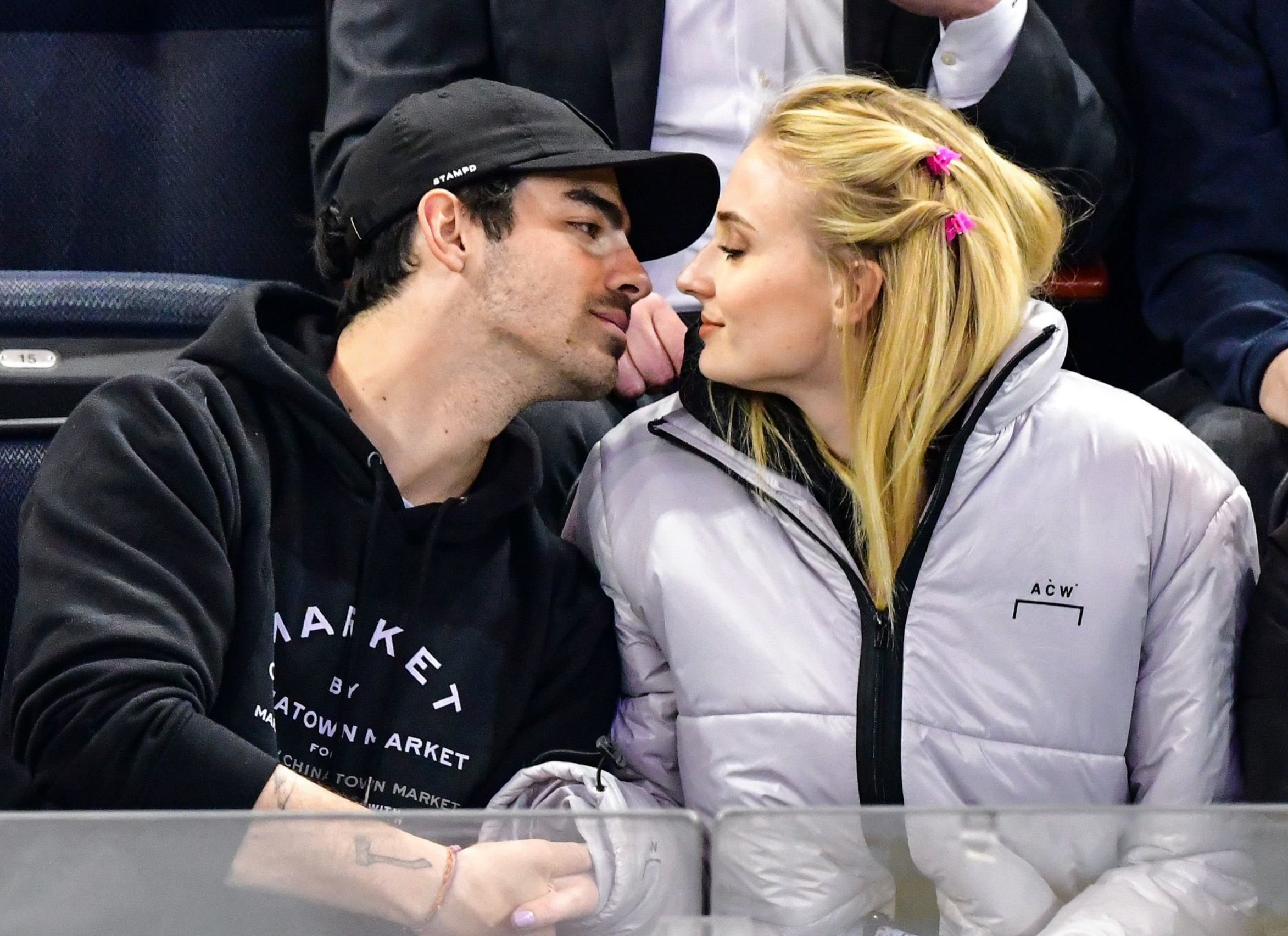 Joe i Sophie zaručili su se krajem 2017. nakon nešto više od godinu dana veze.