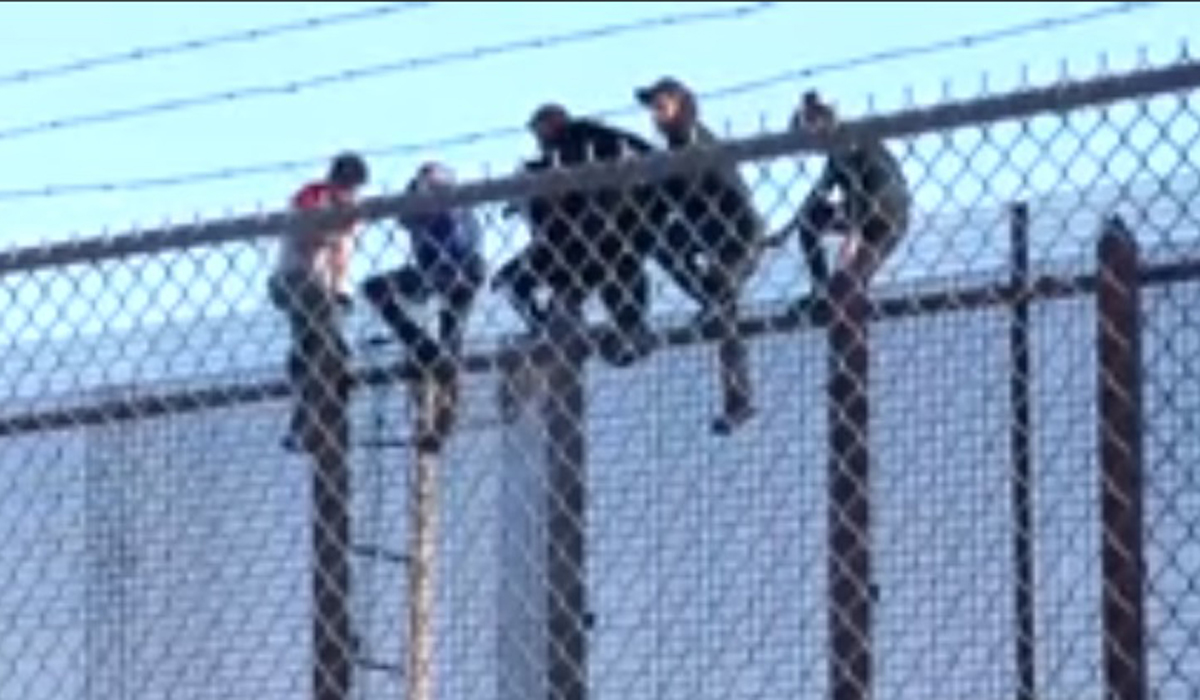 Skupina sedam migranata prebacila se preko visoke žičane ograde na meksičko-američkoj granici pomoću ljestava napravljenih od užeta