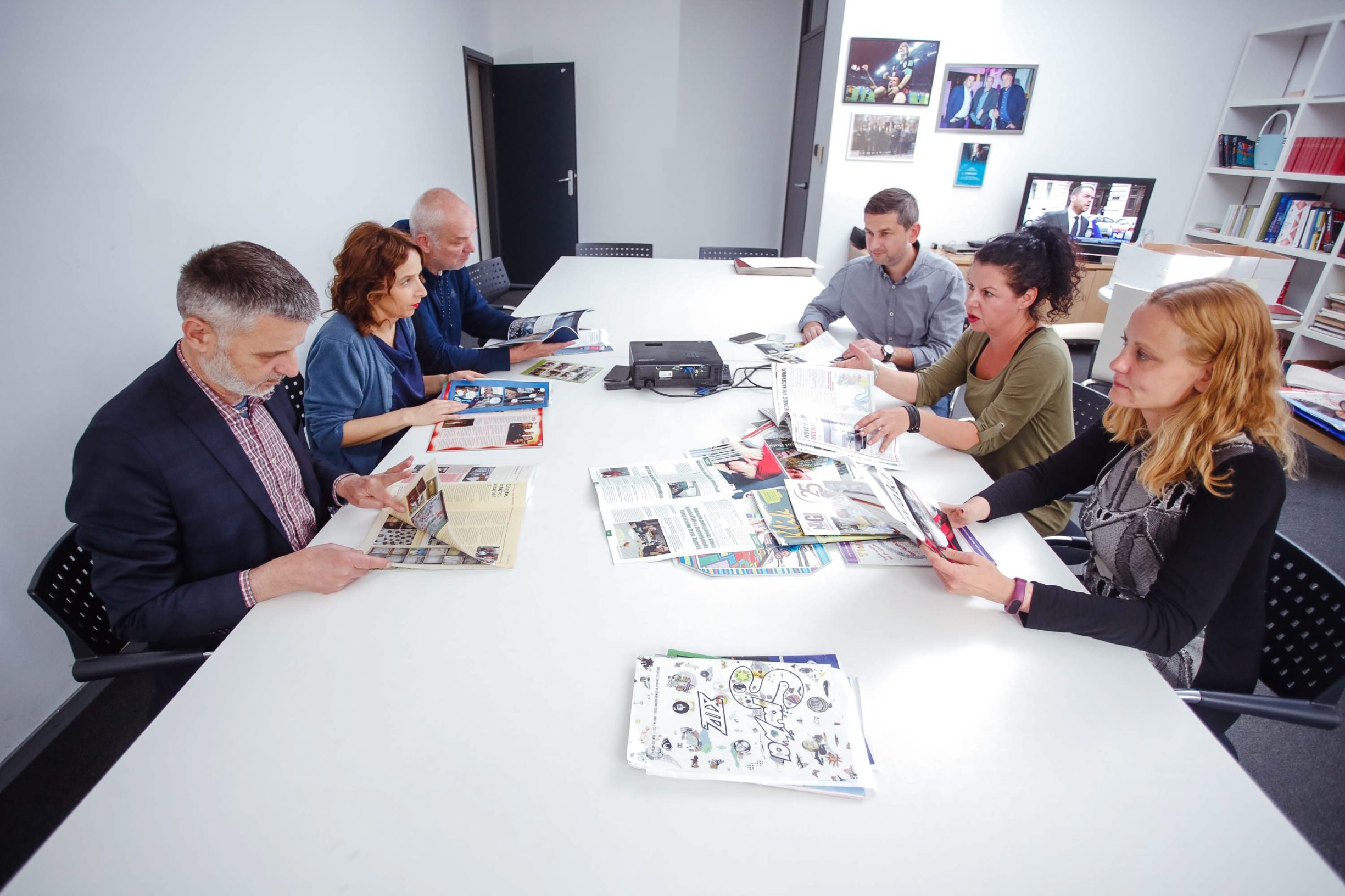 Žiri (slijeva nadesno): Ivica Buljan, urednik Nedjeljnog Jutarnjeg, Patricija Kiš, novinarka rubrike Kultura, Darko Novak, voditelj Grafičke redakcije Jutarnjeg lista, Dražen Arapović, jutarnji.hr, Mirela Lilek, novinarka koja prati obrazovanje, i Lana Mindoljević, urednica priloga Like!