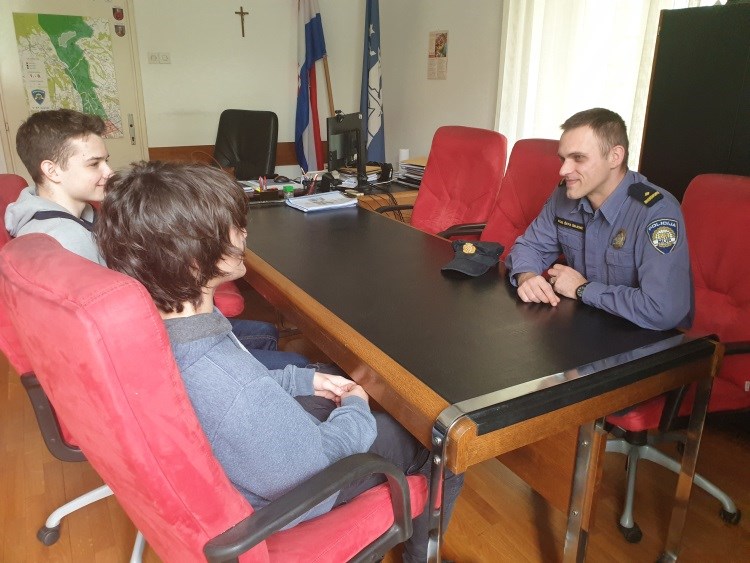 Školarci pronađeni novac predali policiji