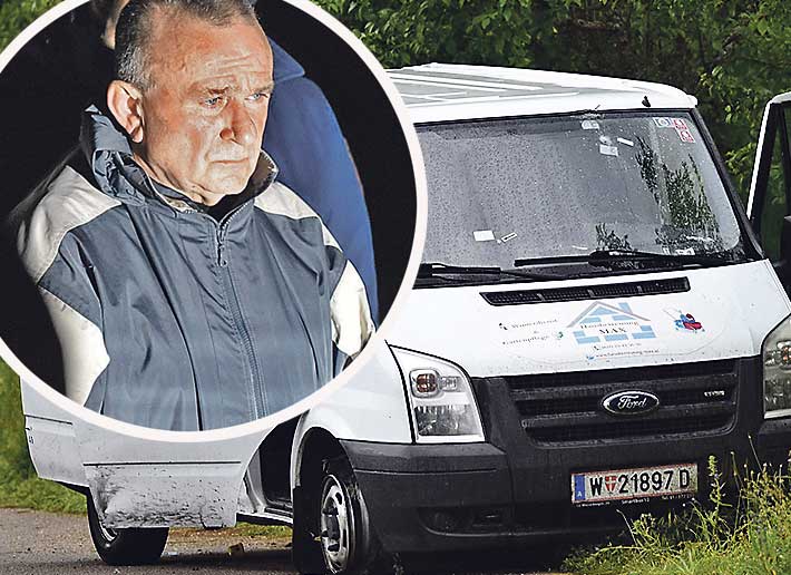 Nakon što je Marinković (u krugu) probio blokadu, policija je zapucala i ranila dvoje djece u kombiju