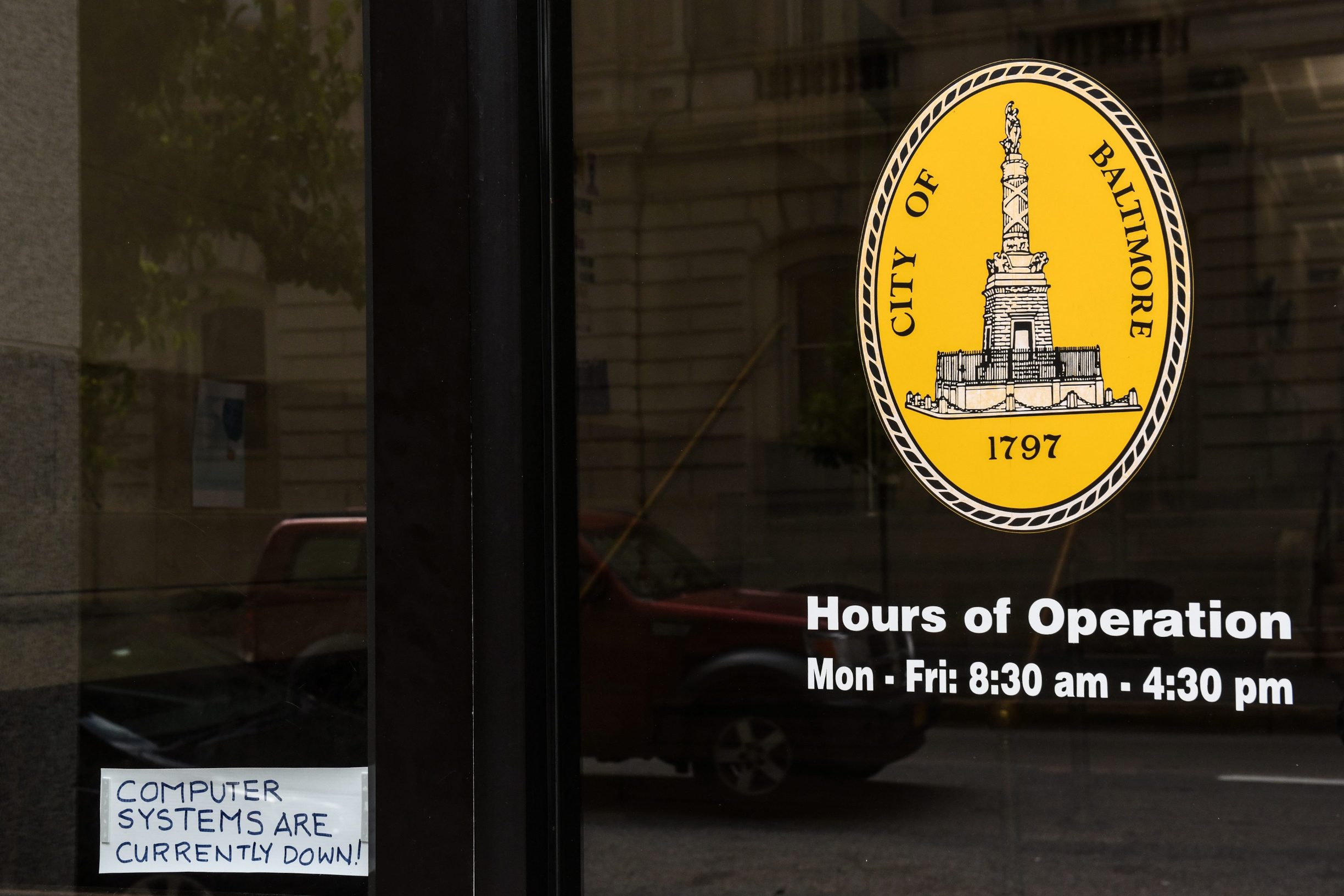 Ulaz u gradsku vijećnicu Grada Baltimorea na koji je naljepljen komad papira na kojem piše da računalni sustavi Grada ne rade