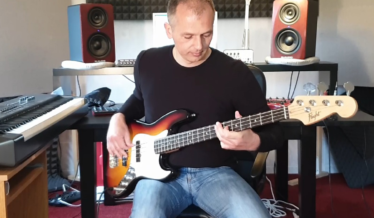 Andrija Rudić u svom kućnom studiju