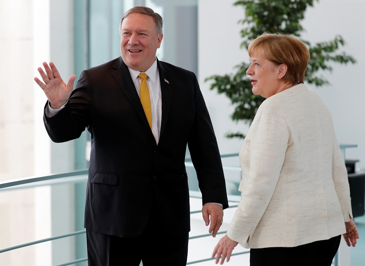 Mike Pompeo i Angela Merkel 