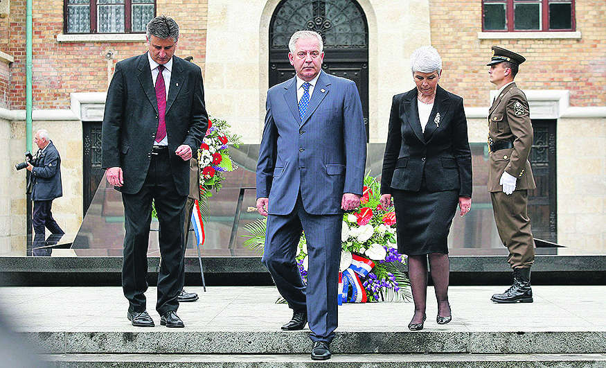 Na slici: Tomislav Karamarko, ministar unutarnjih poslova, premijer Ivo Sanader i Jadranka Kosor, podpredsjednica vlade, nakon polaganja vijenca na grob dr. Franje Tuđmana
