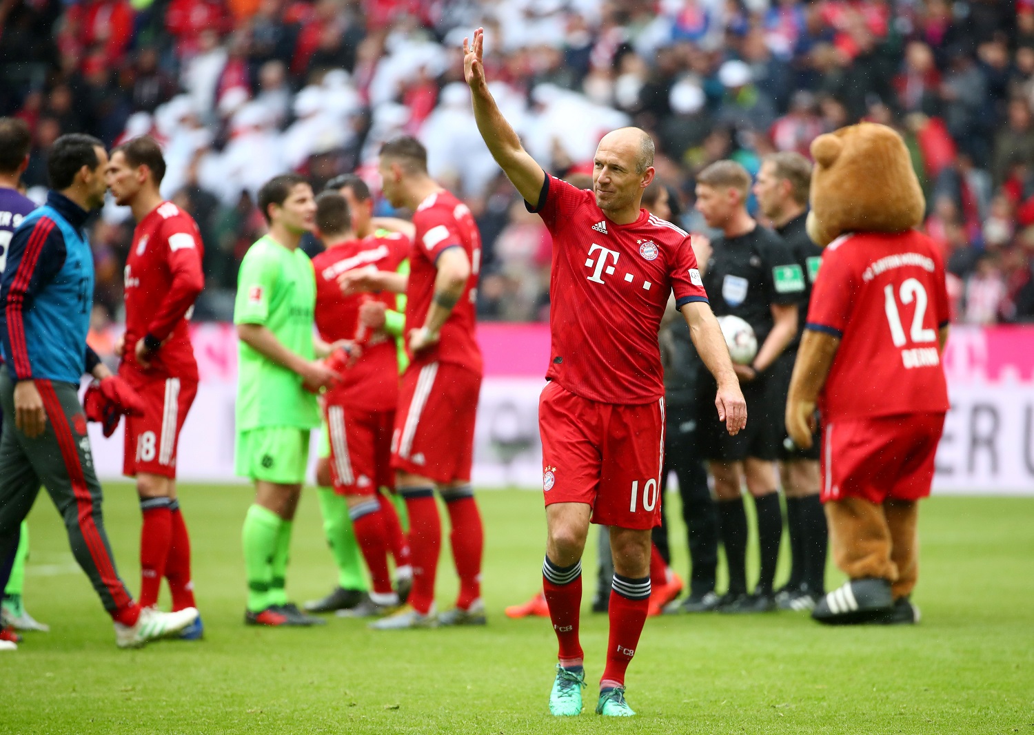 2019-05-04T152704Z_1952689764_RC13F525EE50_RTRMADP_3_SOCCER-GERMANY-BAY-HAN_1