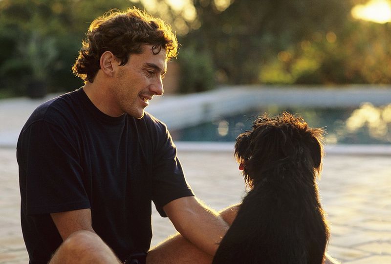 800px-Ayrton_Senna_with_a_Dog