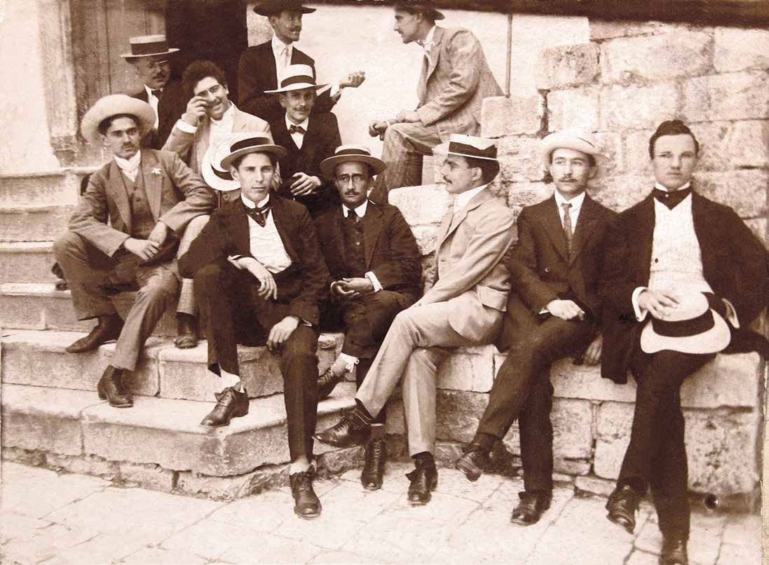 Dalmatinski studenti na praznicima: Iz ovog prikaza dalmatinskih studenata na praznicima možemo zaključiti da je studiranje oko 1900. ipak bila povlastica onih koji su bili materijalno bolje situirani. Ne znamo gdje su sve studirali ovi mladići koji su se okupili u nekom dalmatinskom gradu (možda netko prepoznaje o kojem se mjestu radi?), ali tada se obično odlazilo na studij u Zagreb, Beč, Graz ili Padovu. Ako se danas mladi trude izgledati što mlađe, očito su u ono vrijeme studenti nastojali izgledati što ozbiljnije i odraslije