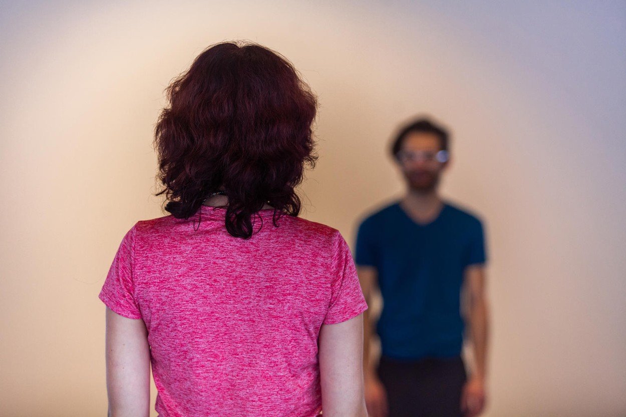 Brojne su biološke razlike među spolovima koje utječu na apsorp­ciju lijekova. Primjerice, prosječan muškarac težak je 78 kilograma, visok 1,76 metara, a njegovo tijelo sadrži 42 posto vode. Za razliku od njega, prosječna žena teška je 68 kilograma, visoka 1,62 metra, a njezino tijelo sadrži 29 posto vode. Površina muškog tijela u prosjeku iznosi 18.000 četvornih centimetara, što je oko 2000 četvornih centimetara više od površine ženskog tijela