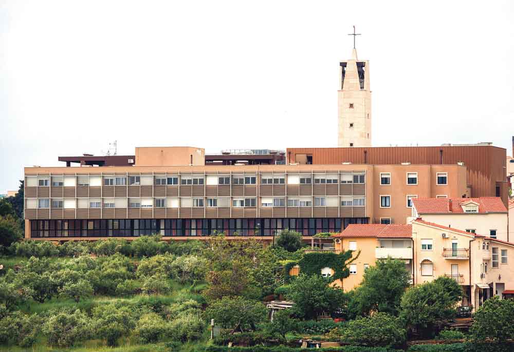 Iz 39 soba puca pogled na Trsteničku uvalu, odnosno s druge strane na trg ispred crkve Presvetog Otkupitelja u sklopu klerikata
