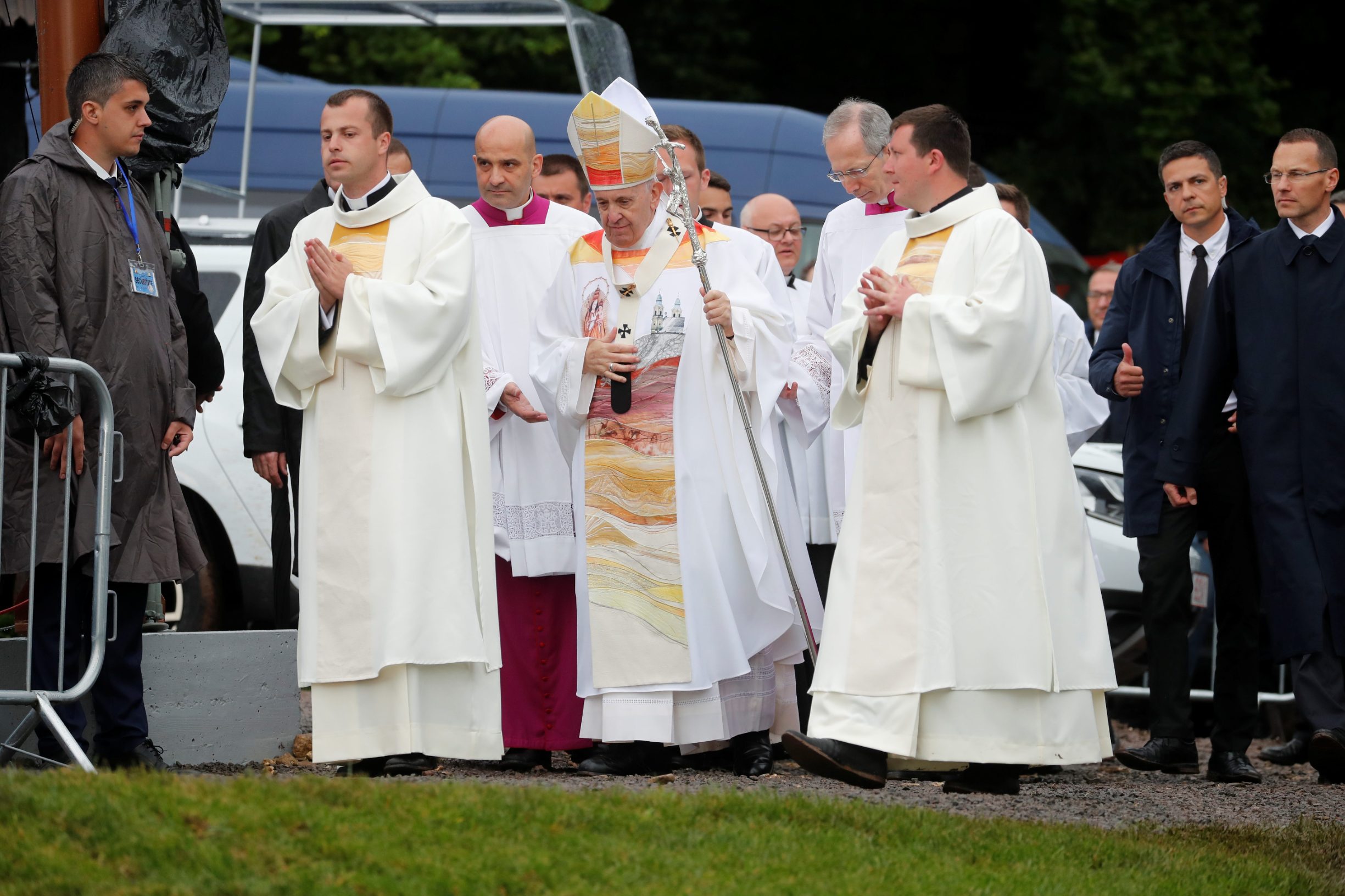 2019-06-01T094145Z_33351661_RC18B25EA000_RTRMADP_3_POPE-ROMANIA