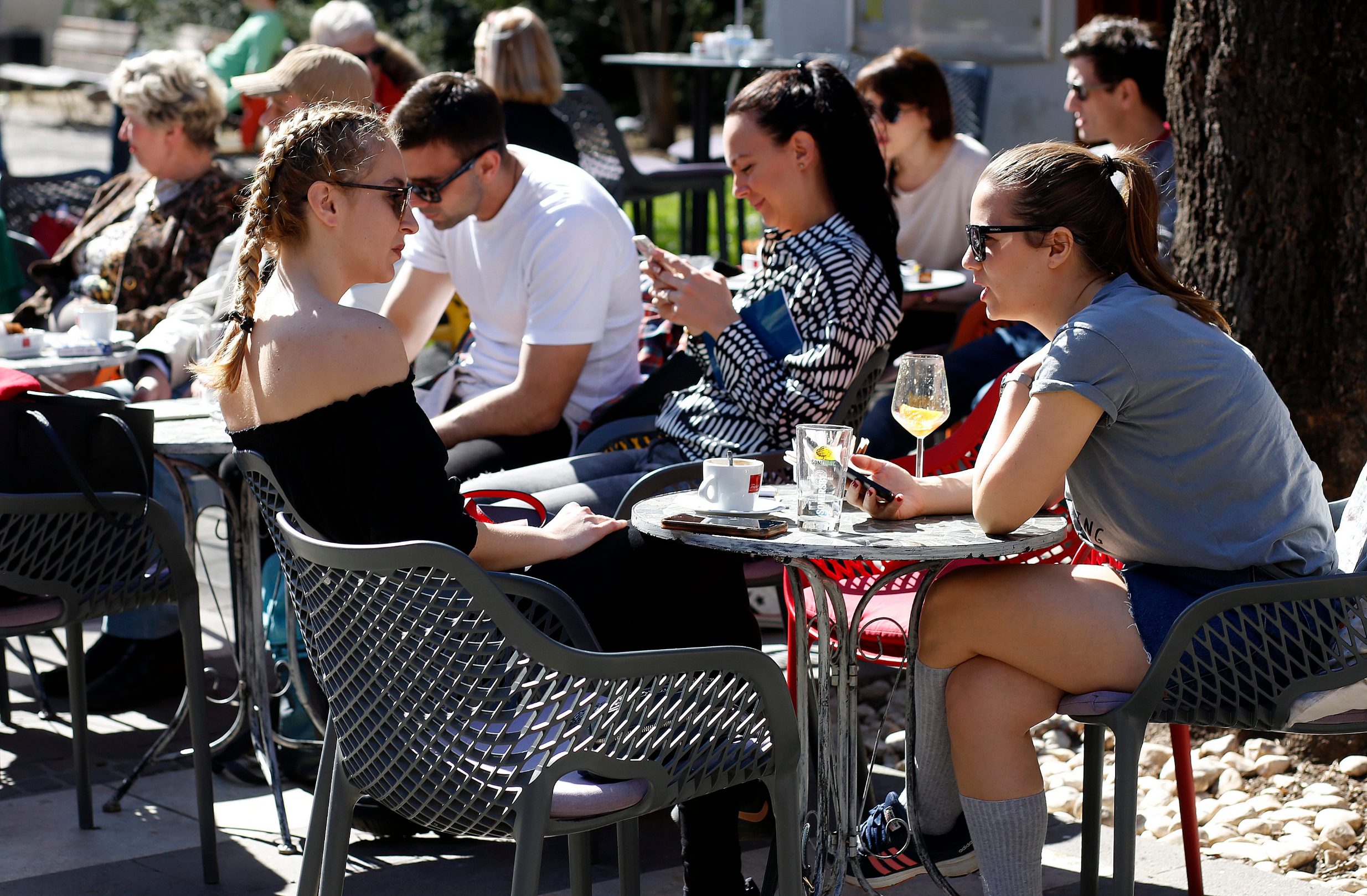 Pune terase kafića u Tkalčićevoj ulici u Zagrebu