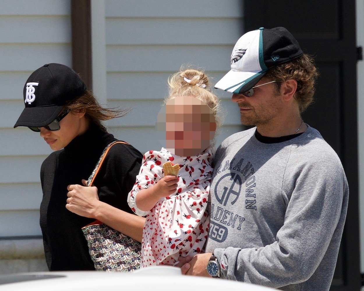 Irina i Bradley snimljeni kako s kćerkom 25. svibnja odlaze na igranje u park