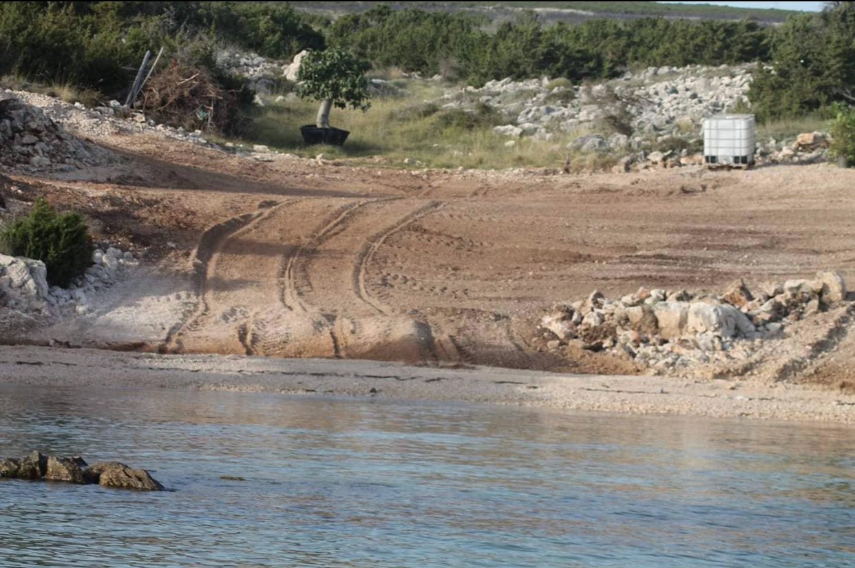 Morska uvala Paladinka na Pagu