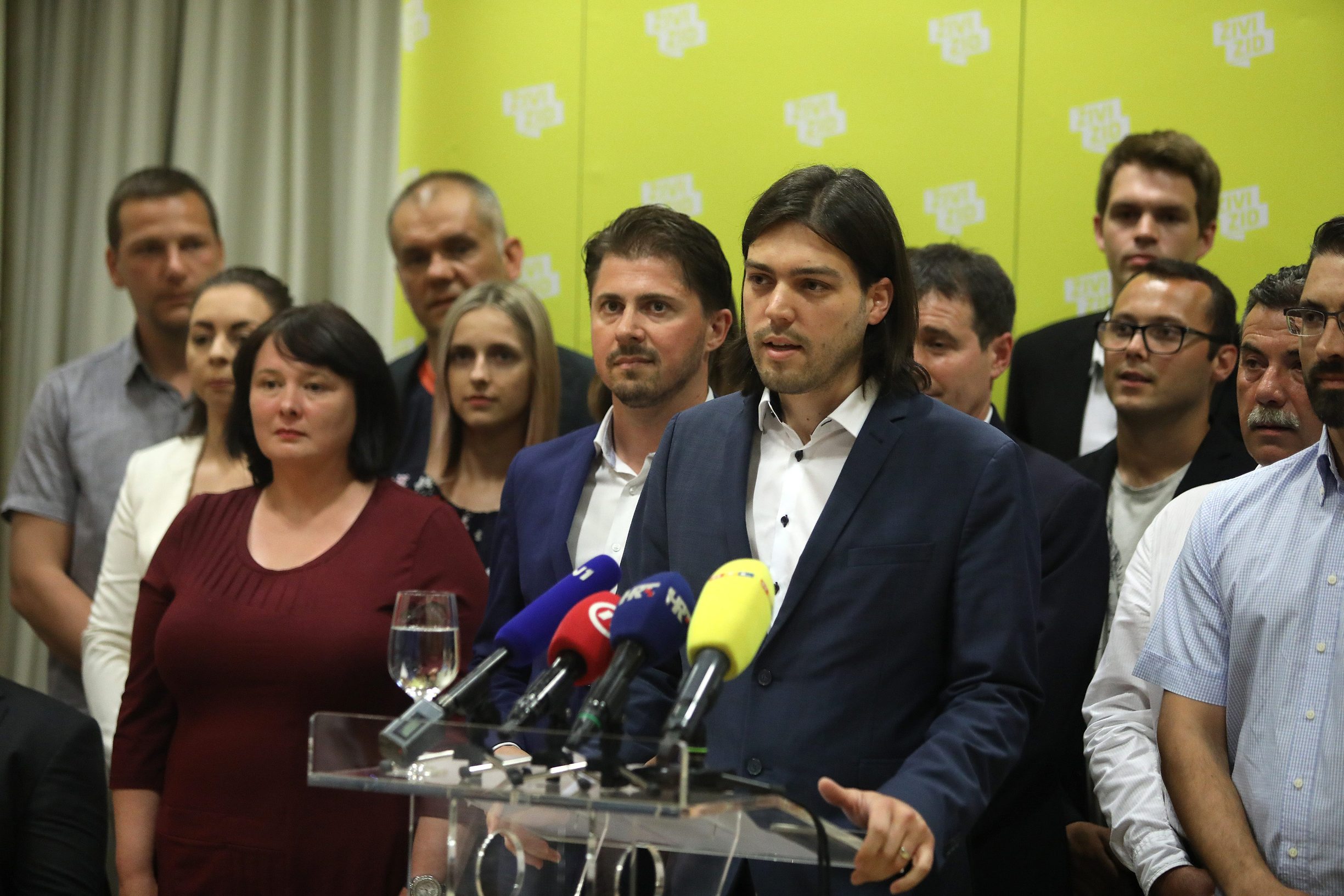 Sinčić na slici sa Snježanom Sabolek (lijevo)