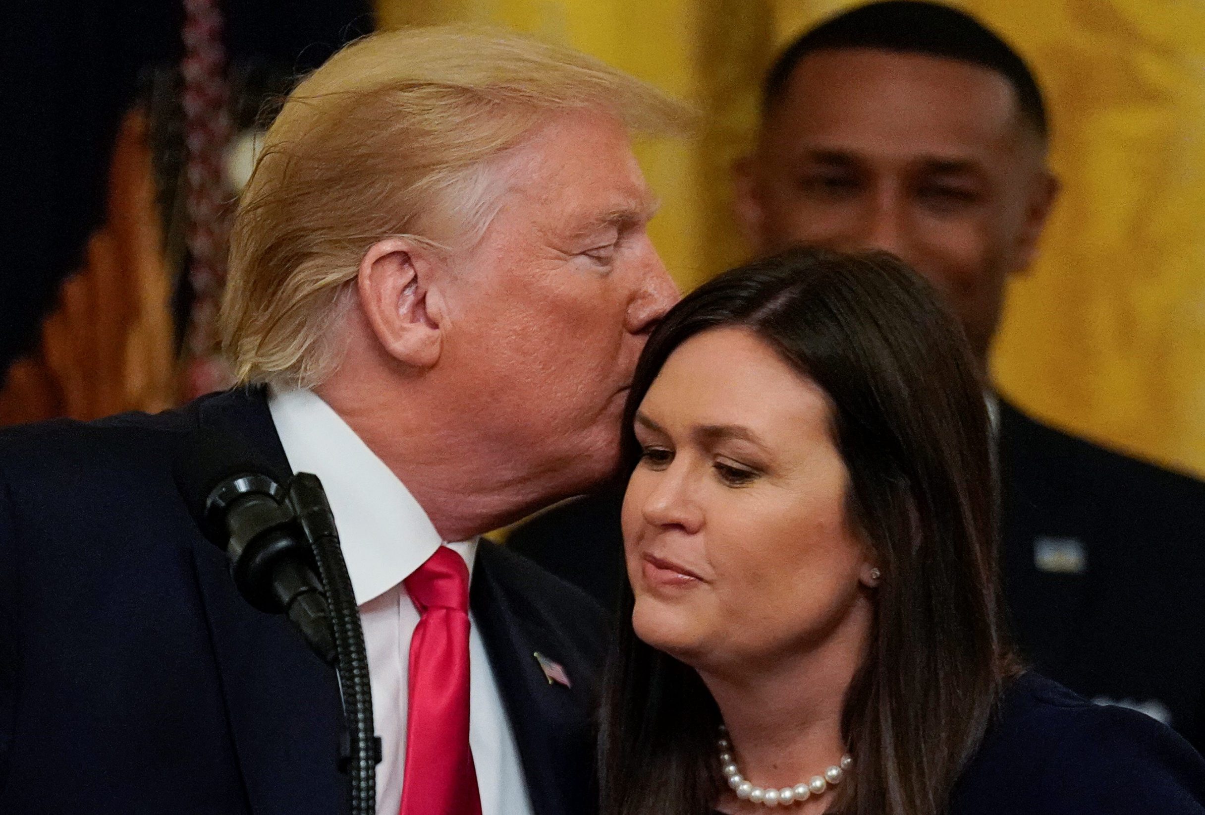 Donald Trump i Sarah Sanders međusobno su se častili komplimentima kada je objavljeno da ona odlazi. Rastali su se u prijateljstvu - ona tvrdi da ga čeka nevjerojatnih šest godina, on bi htio da se ona kandidira za guvernerku Arkansasa