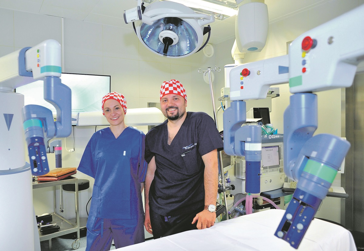 Kirurg dr. Planinić i Martina Pekcec s robotskim sustavom.