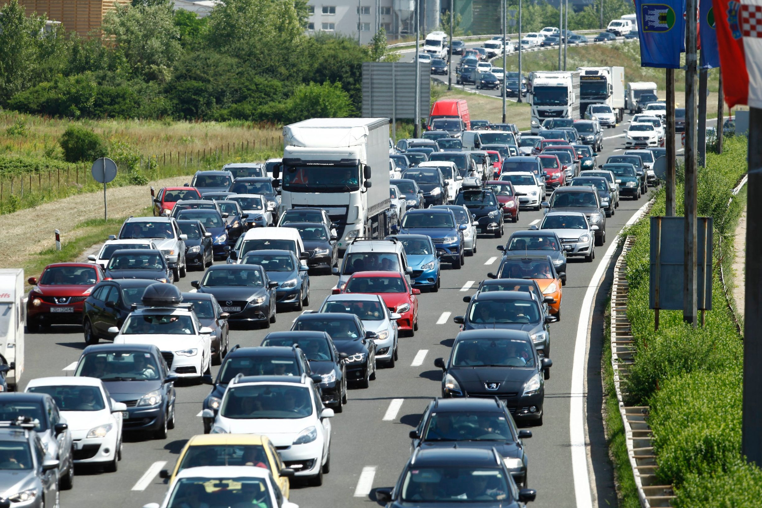 Gužva na naplatnim kućicama Lučko