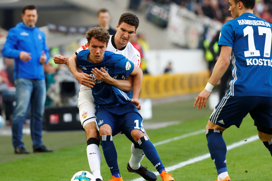 Gianluca Waldschmitt (lijevo u plavom dresu), snimljen prošle sezone dok je nosio dres HSV-a. Danas je igrač Freiburga i mladi njemački reprezentativac, Srbima je zabio tri gola, Austrijancima jedan