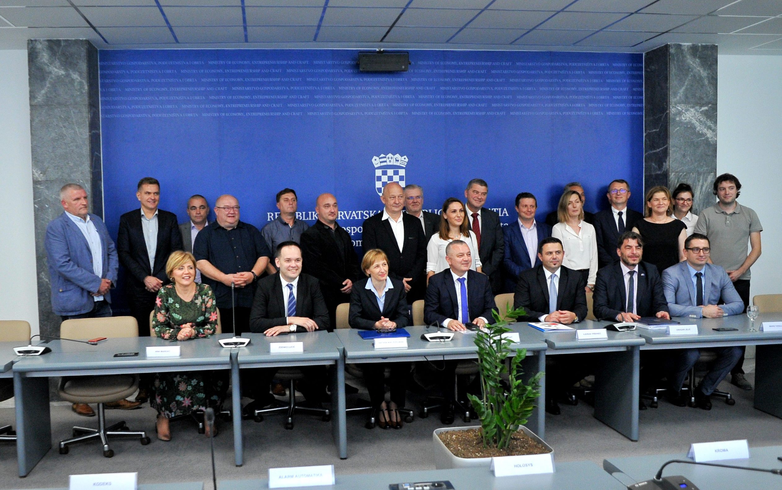 Ministar gospodarstva, poduzetništva i obrta Darko Horvat dodijelio je ugovore o bespovratnim EU sredstvima hrvatskim poduzetnicima