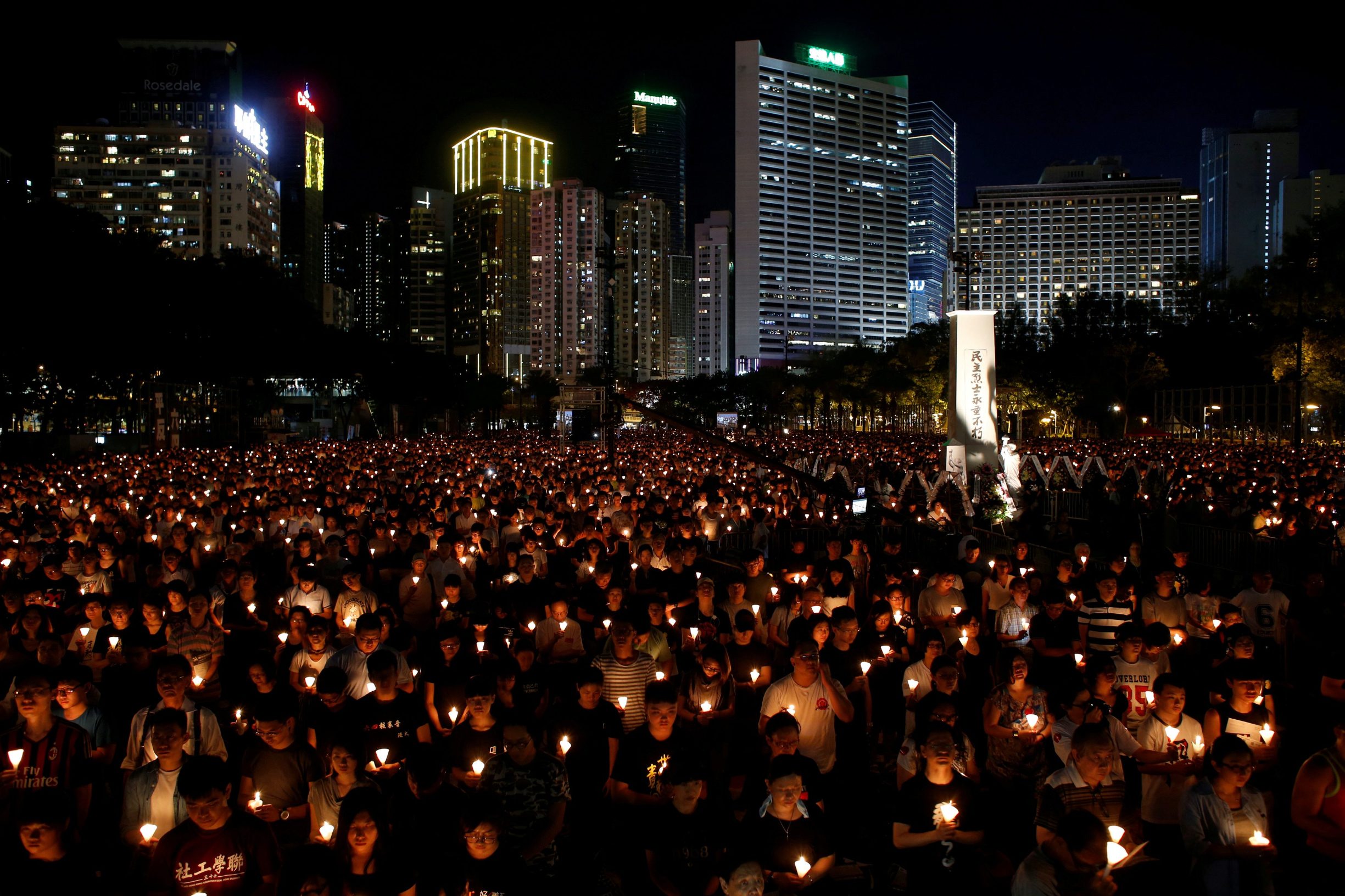 Deseci tisuća ljudi na bdijenju uz svijeće u Hong Kongu prisjetili su se krvavog gušenja prosvjeda studenata i zagovornika demokracije na pekinškom trgu Tiananmen iz 1989. godine
