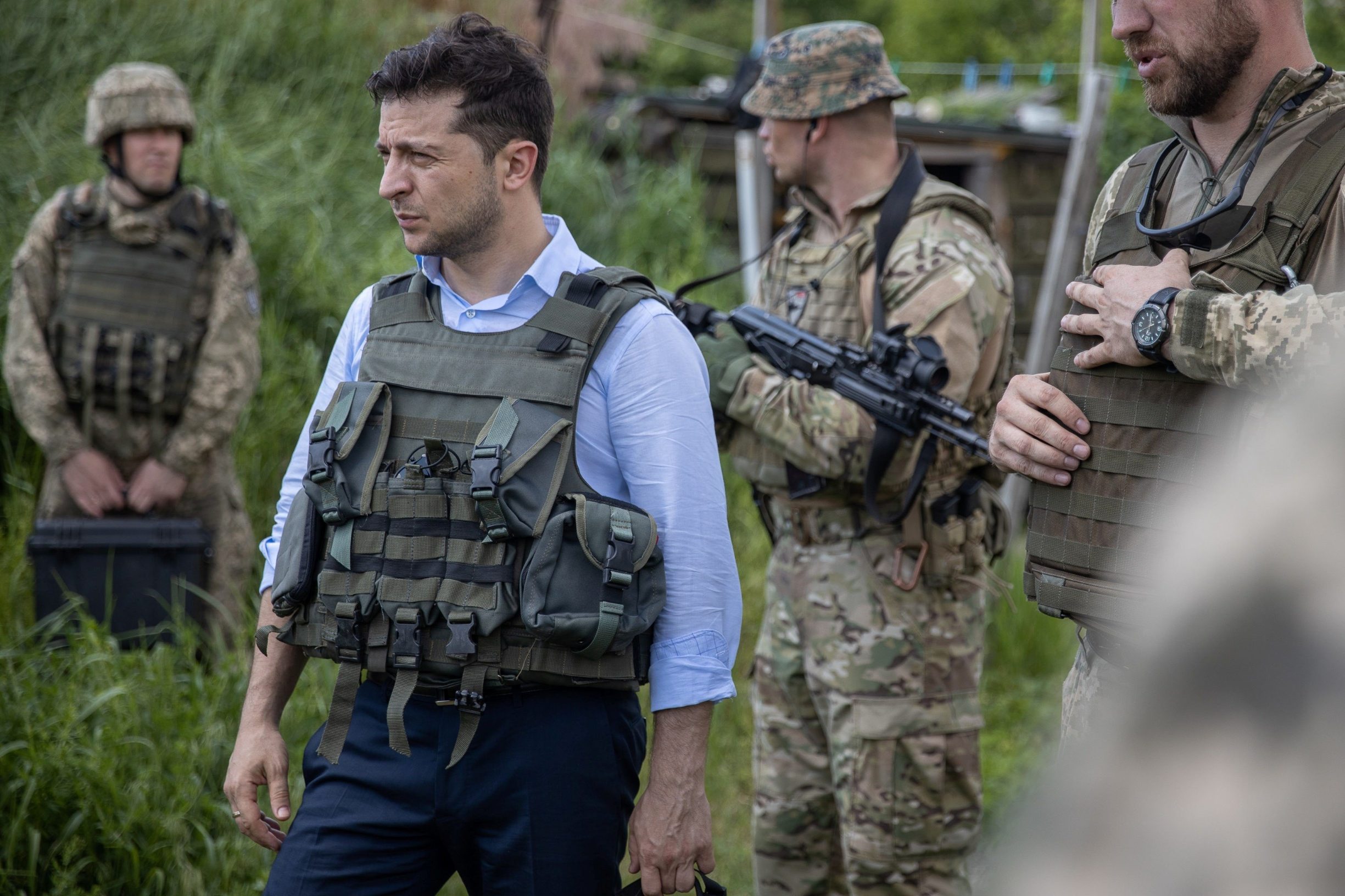 2019-05-27T172926Z_1701636131_RC1EE6DDB5A0_RTRMADP_3_UKRAINE-CRISIS-ZELENSKIY-FRONTLINE