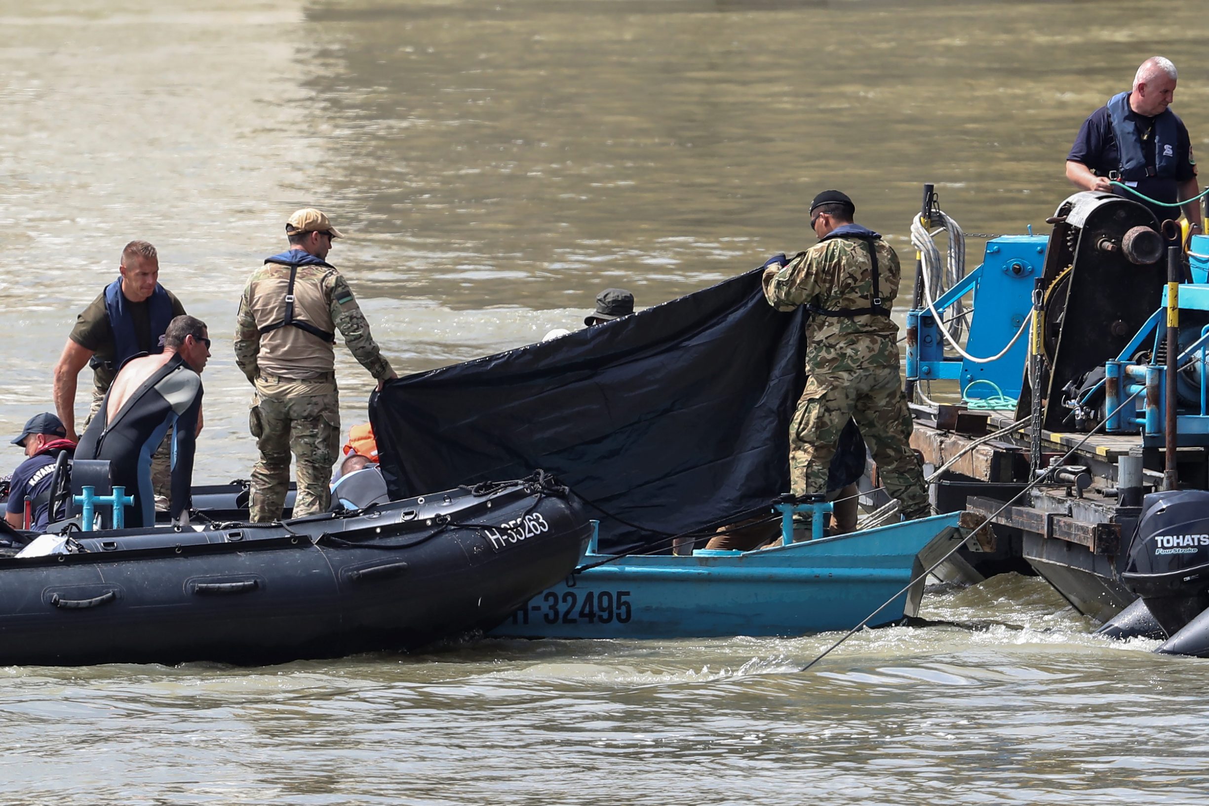 2019-06-04T130034Z_826109279_RC157DD8F080_RTRMADP_3_HUNGARY-ACCIDENT-SEARCH