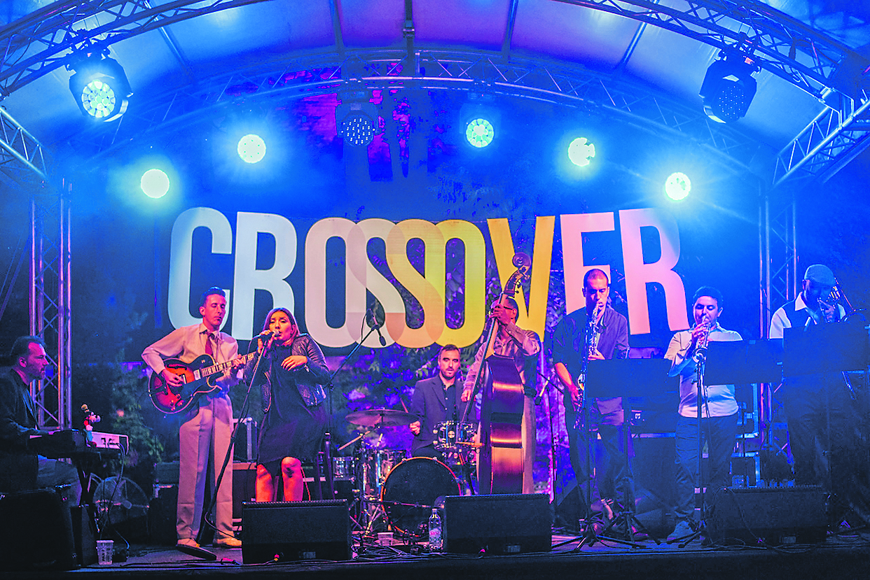 249746-320388-Crossover_____3