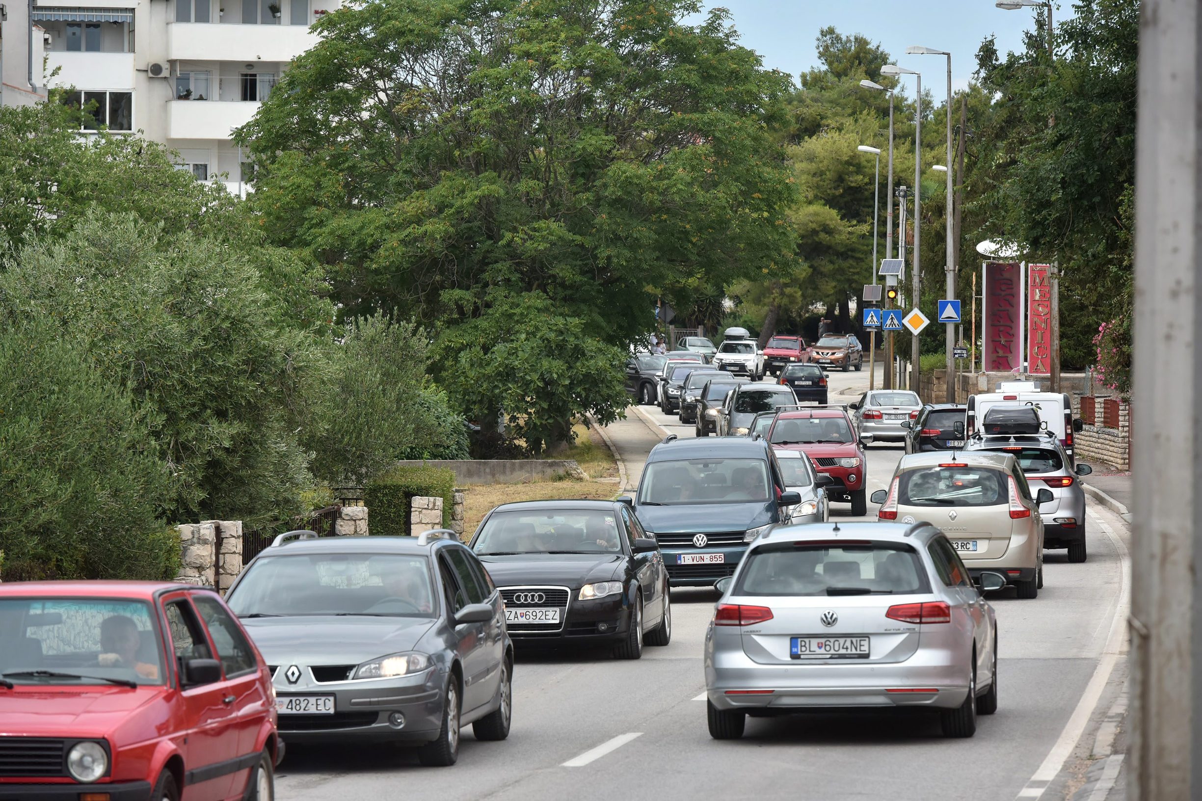 Turisti zbog lošeg vremena iz okolice Zadra u kolonoma automobila pristižu u centar grada što stvara velike prometne gužve i zastoje.