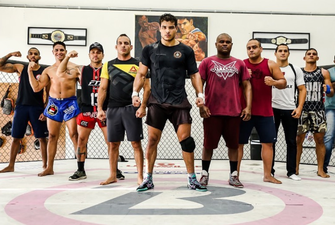 Paulo Costa i tim