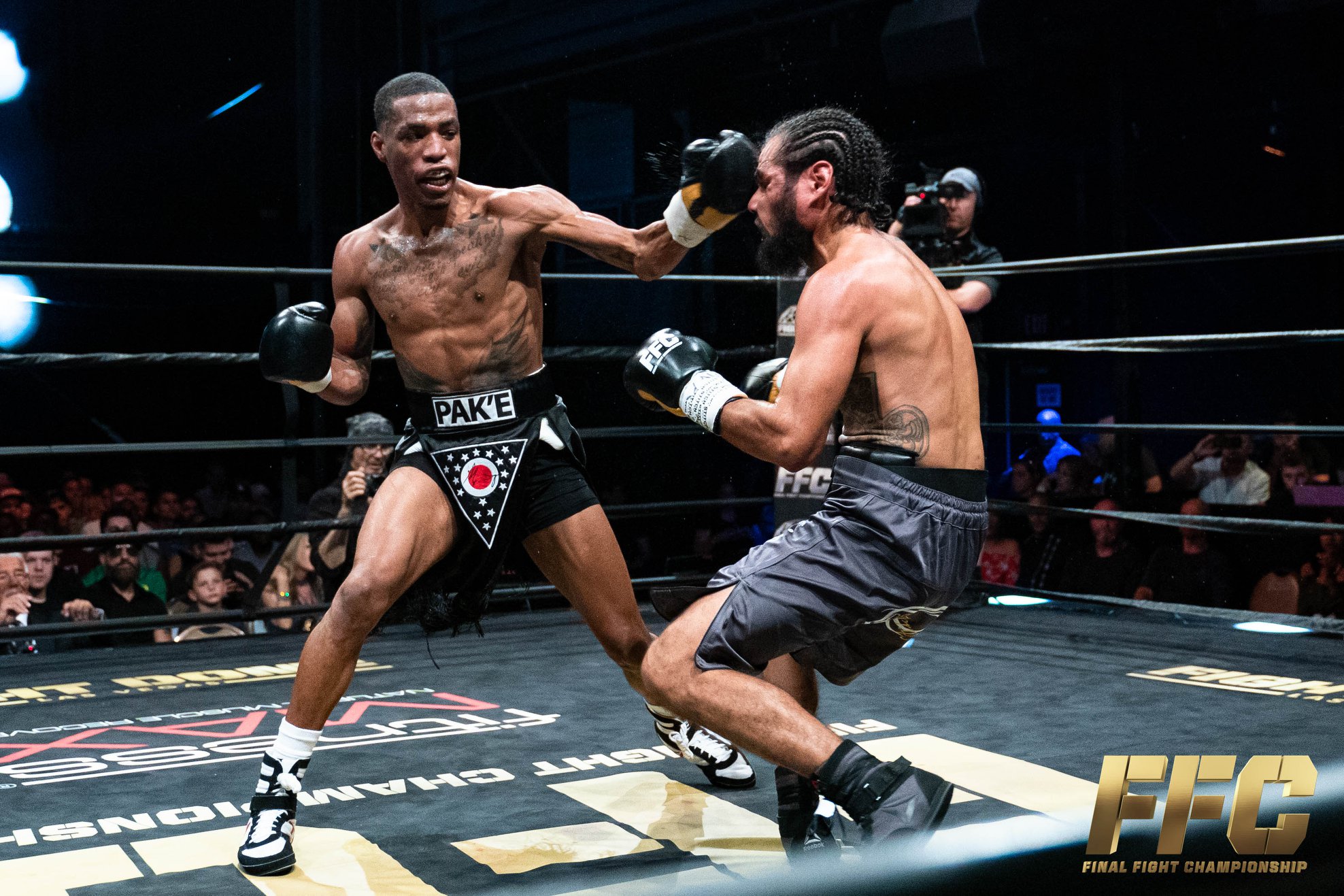 DEquan Mays vs. Jose Ceja (foto: FFC)