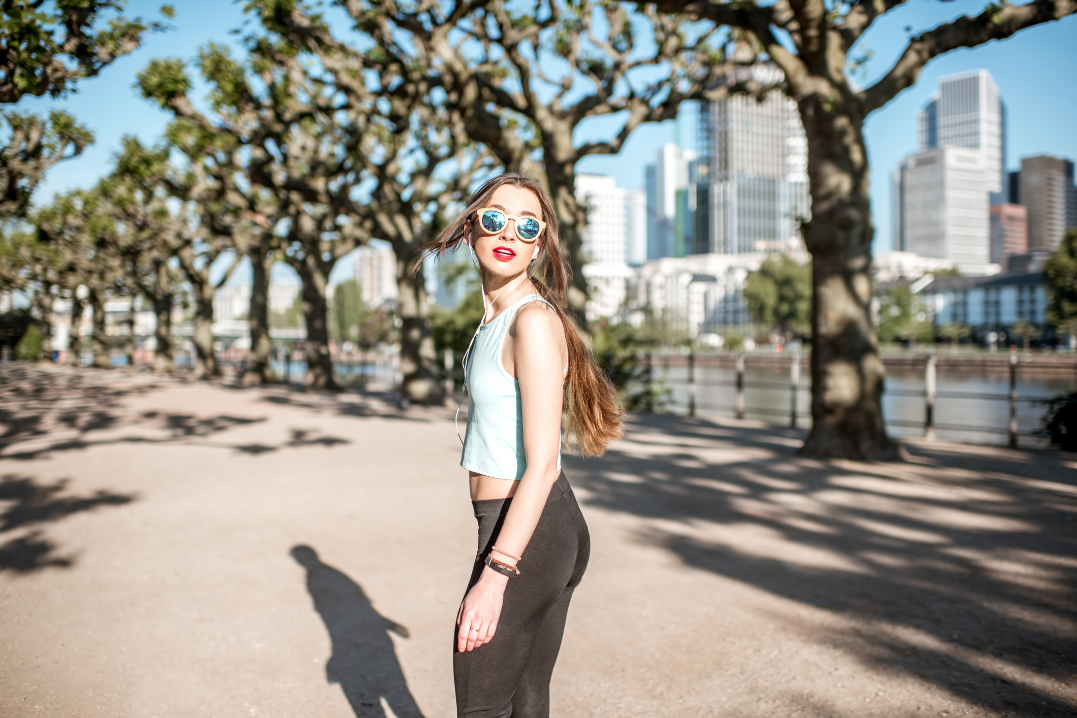 Za vrijeme velikih vrućina vrijedi jednako pravilo boravite li u gradu ili na plaži - izbjegavajte najjače sunce i pijte dovoljno tekućine.
