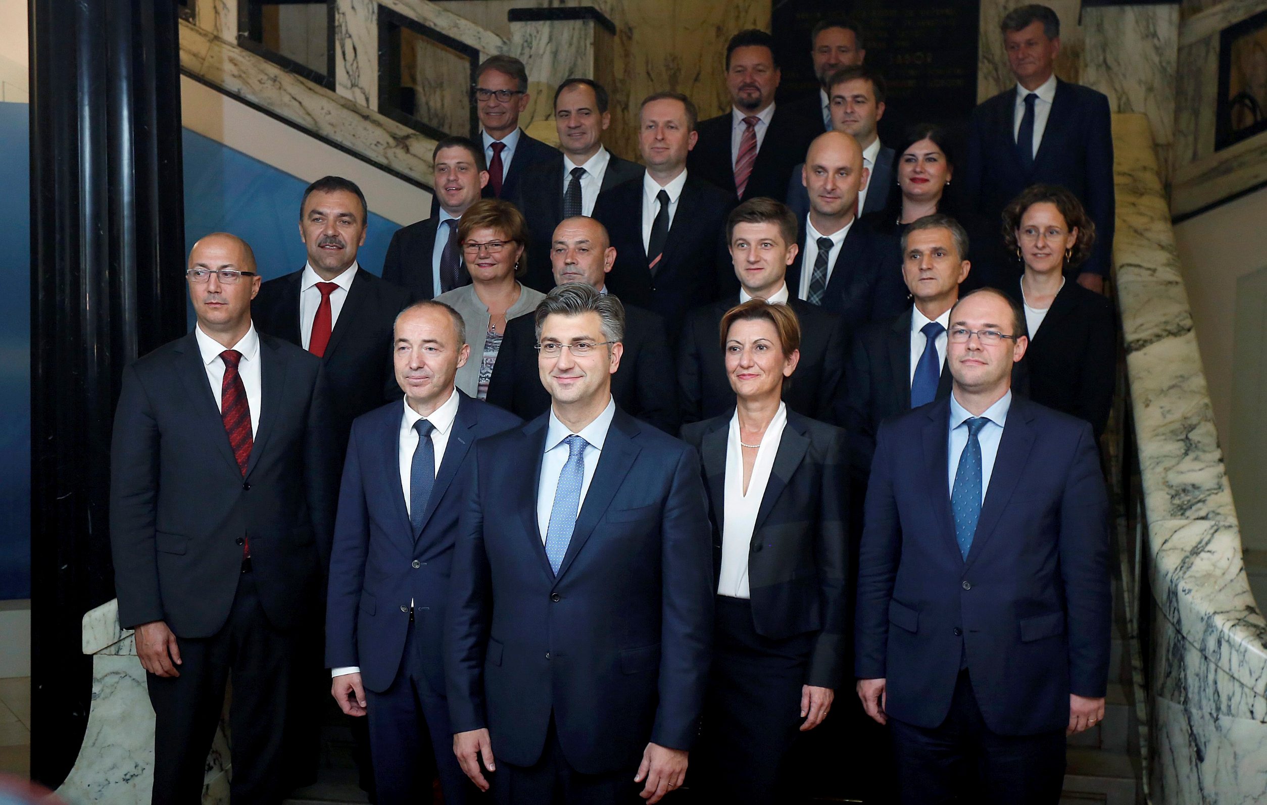 Prvi red: Ivan Kovačić, Damir Krstičević, Andrej Plenković, Martina Dalić, Davor Ivo Stier; Drugi red: Vlaho Orepić, Nada Murganić, Tomo Medved, Zdravko Marić, Goran Marić, Nina Obuljen Koržinek; Treći red: Oleg Butković, Ante Šprlje, Tomislav Tolušić, Gabrijela Žalac; Četvrti red: Gari Cappelli, Slaven Dobrović, Lovro Kuščević, Tomislav Ćorić; Pet red: Pavo Barišić, Milan Kujundžić