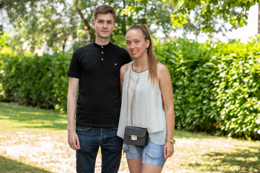 Fran dolazi iz Vinkovaca, a Dražena iz Pule i oboje jedva čekaju otputovati preko oceana u avanturu života.