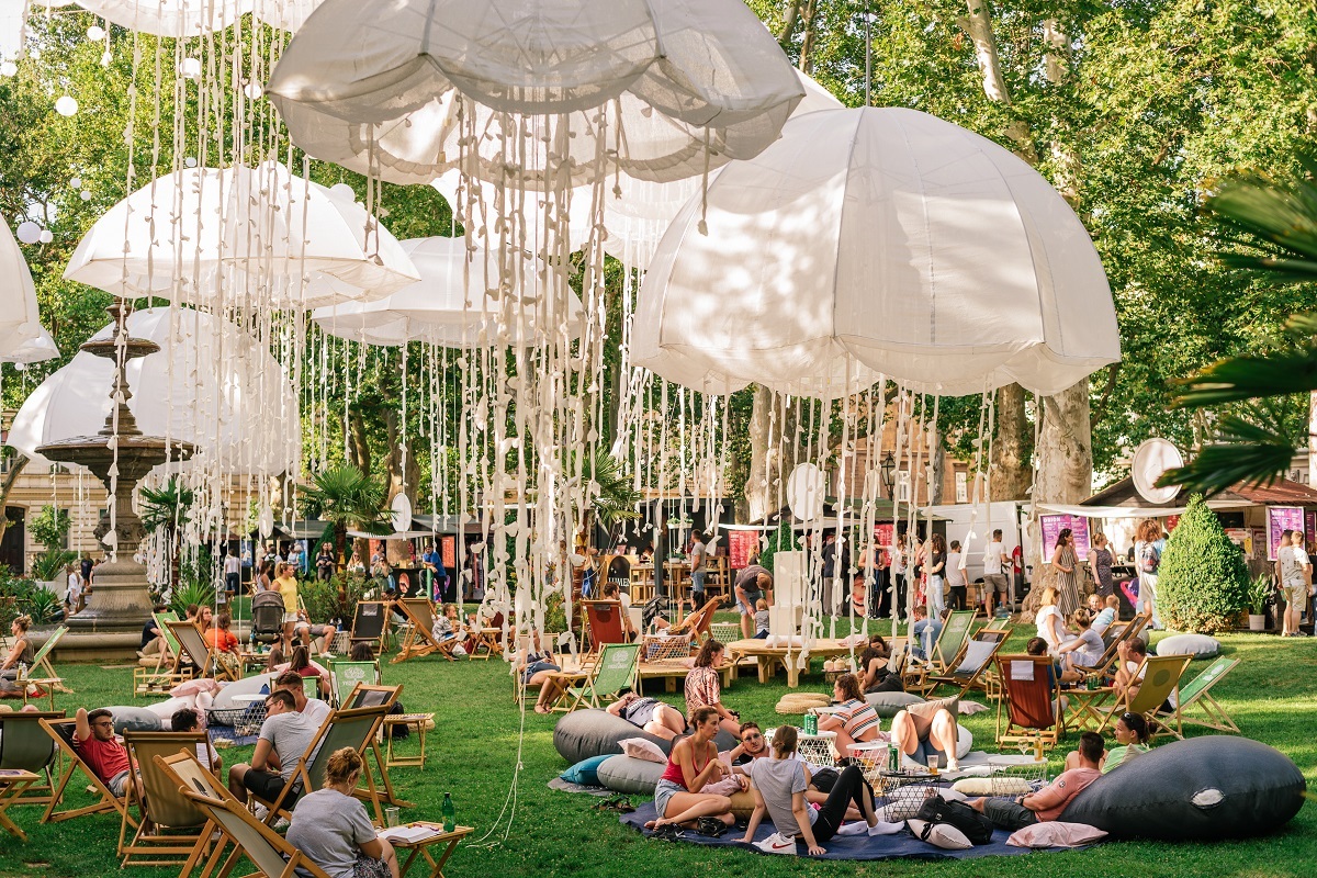 Manifestacija More knjiga osmišljena je kao spoj umjetnosti i zabave koja će posjetiteljima kroz dvotjedno događanje donijeti više od 300 naslova.