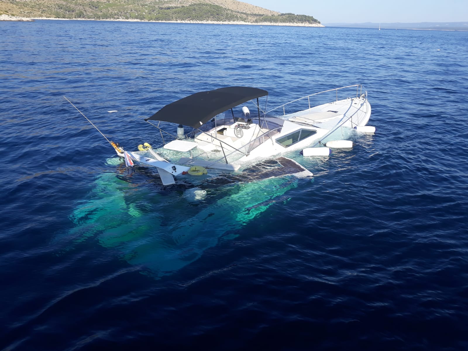 Havarirana motorna jahta kod Hvara