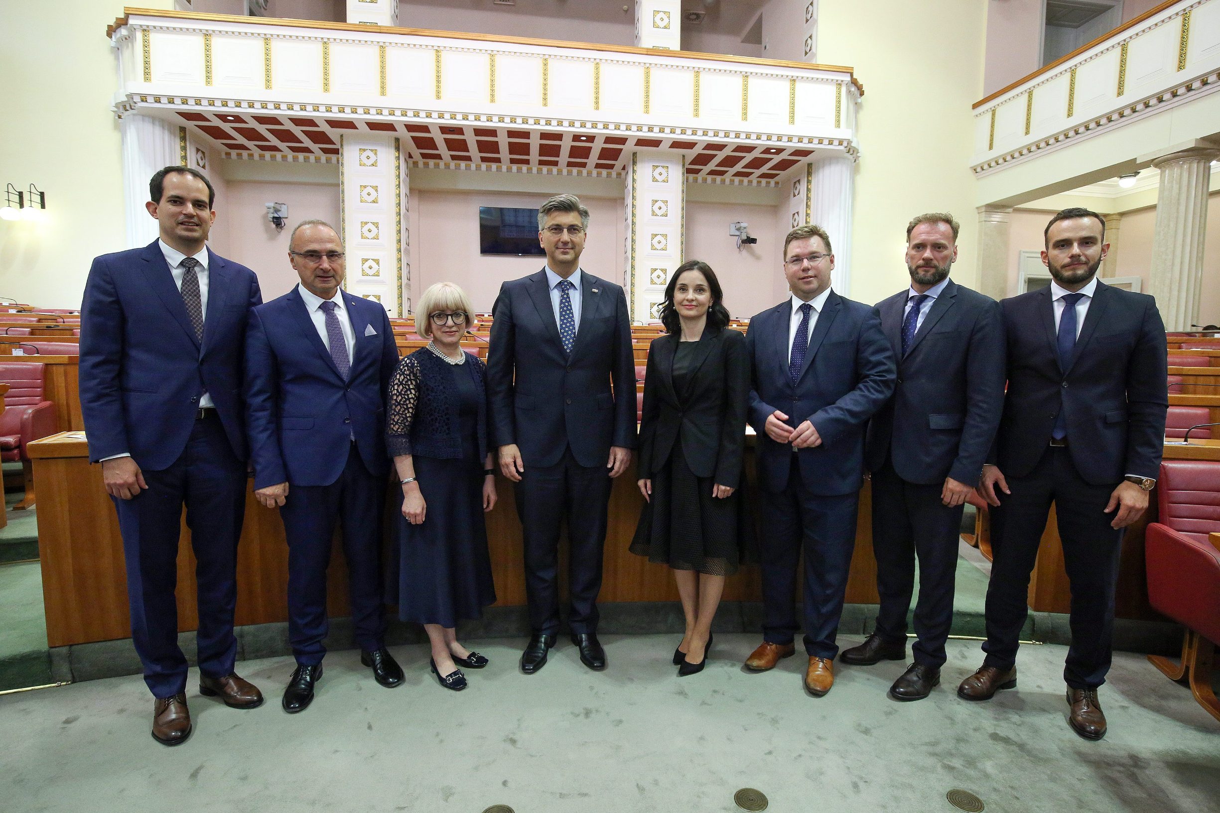 Andrej Plenković u društvu novoimenovanih ministara