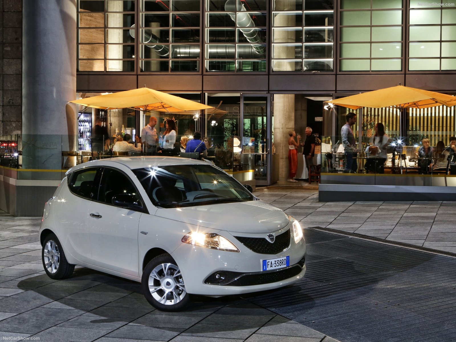 Lancia-Ypsilon-2016-1600-03